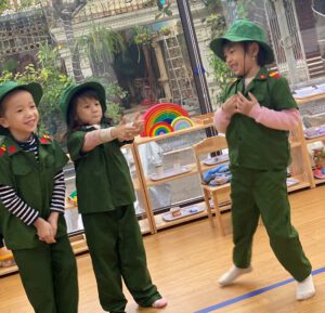 Kỹ Năng Sống: Bé Làm Chú Bộ Đội - Trường Mầm Non STEAM KIDS