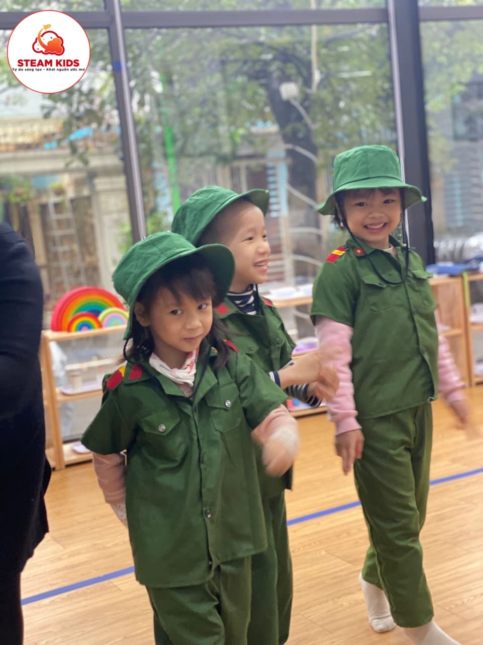 Kỹ Năng Sống: Bé Làm Chú Bộ Đội - Trường Mầm Non STEAM KIDS