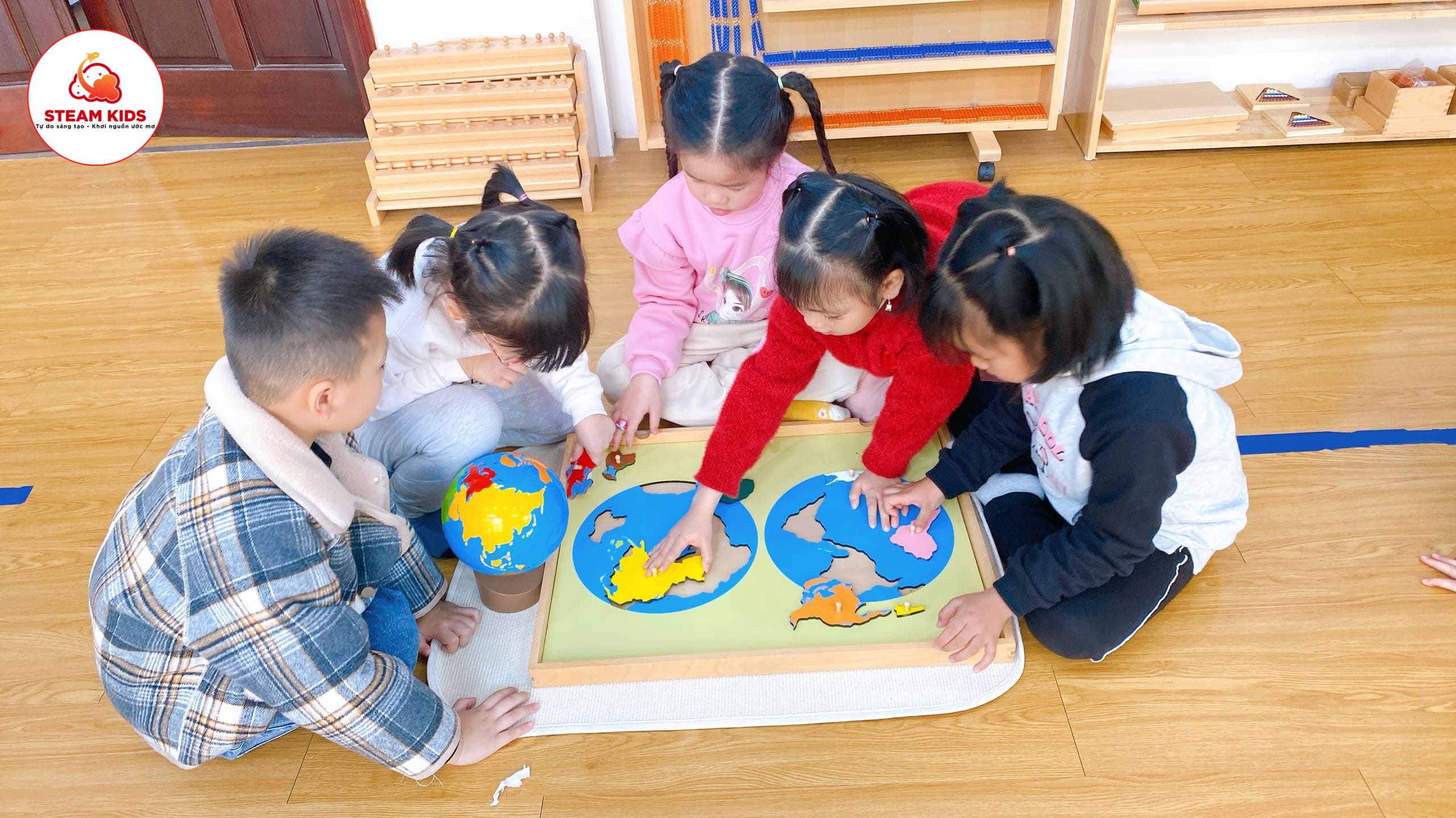 THẾ GIỚI RỘNG LỚN VÀ ĐẦY ẮP TRẢI NGHIỆM TRONG GIỜ HỌC ĐỊA LÝ THẾ GIỚI RỘNG LỚN VÀ ĐẦY ẮP TRẢI NGHIỆM TRONG GIỜ HỌC ĐỊA LÝ - Trường Mầm Non STEAM KIDS