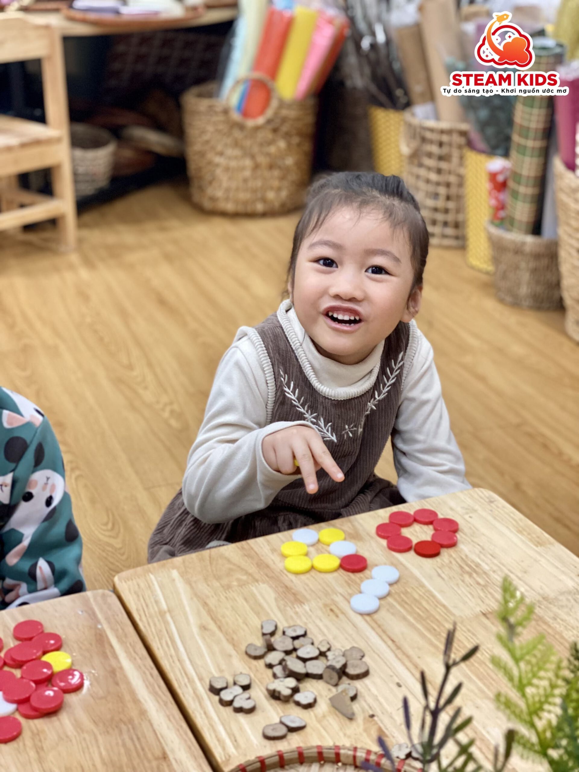 HOẠT ĐỘNG REGGIO: GHÉP CHỮ BẰNG NGUYÊN VẬT LIỆU GỖ, NẮP CHAI HỘT HẠT - Trường Mầm Non STEAM KIDS