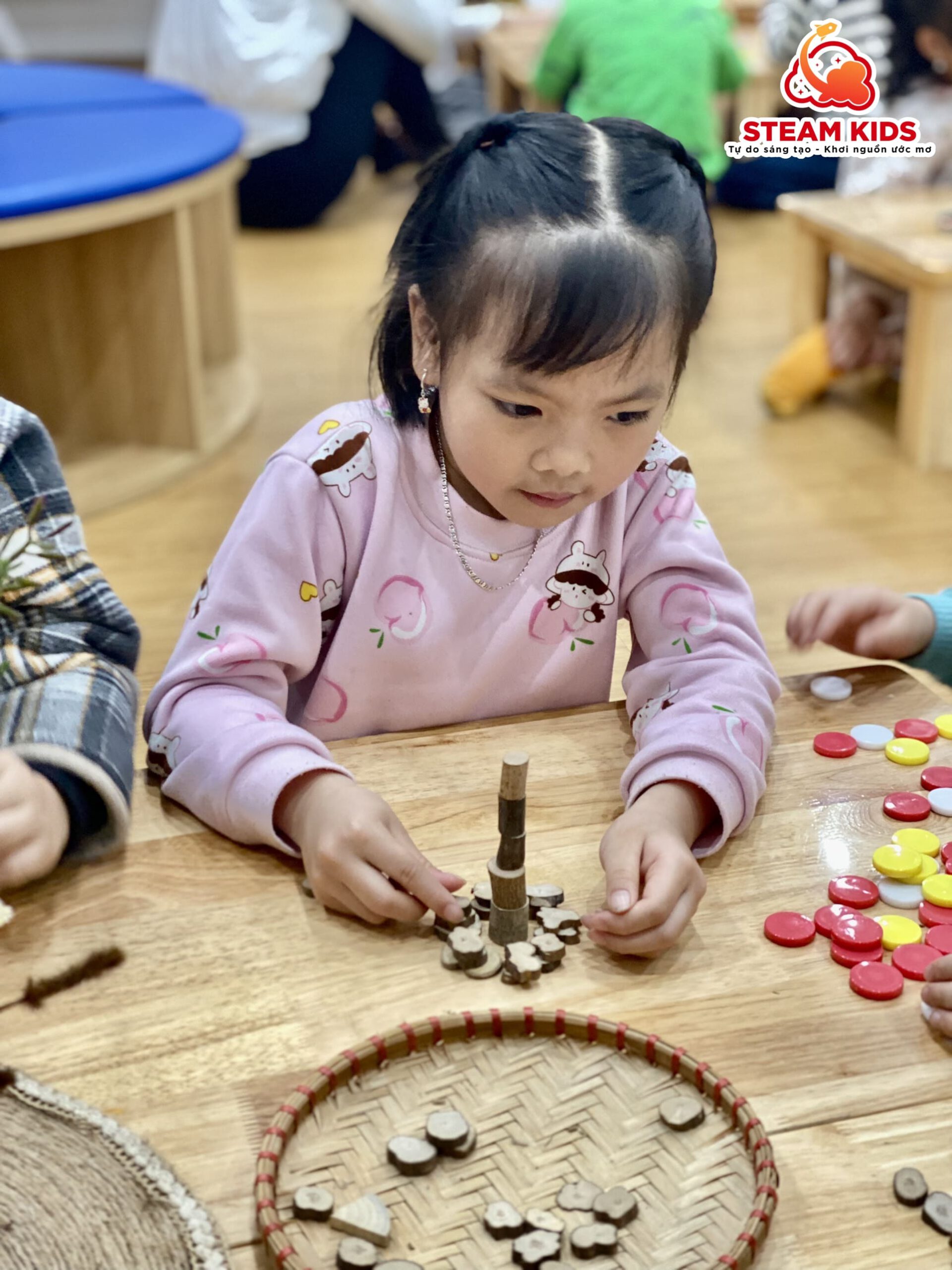 HOẠT ĐỘNG REGGIO: GHÉP CHỮ BẰNG NGUYÊN VẬT LIỆU GỖ, NẮP CHAI HỘT HẠT - Trường Mầm Non STEAM KIDS