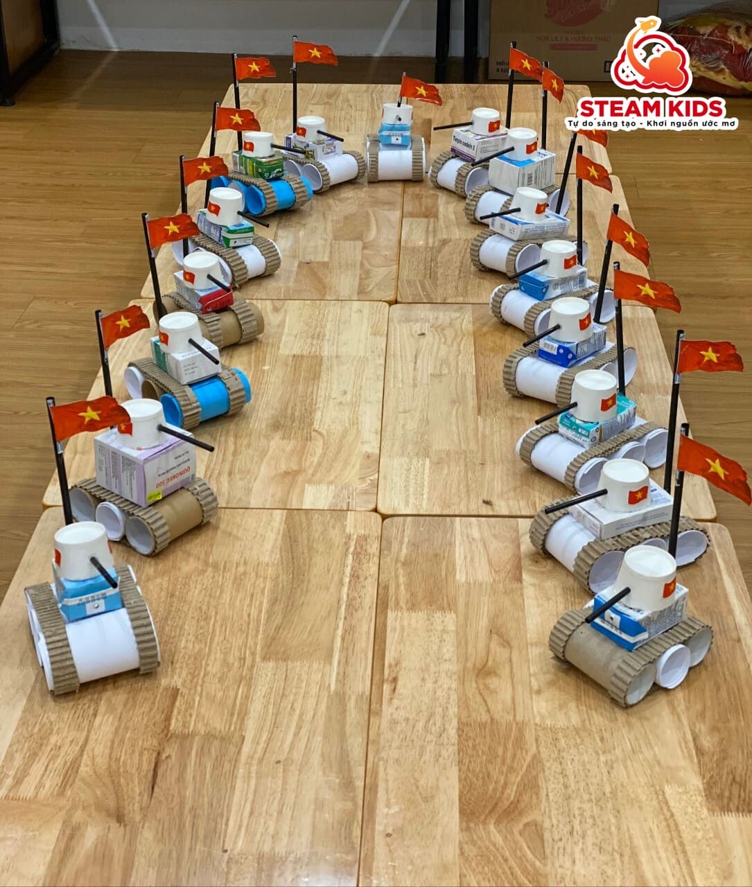 HOẠT ĐỘNG SÁNG TẠO: LÀM XE TĂNG TỪ LÕI GIẤY - Trường Mầm Non STEAM KIDS