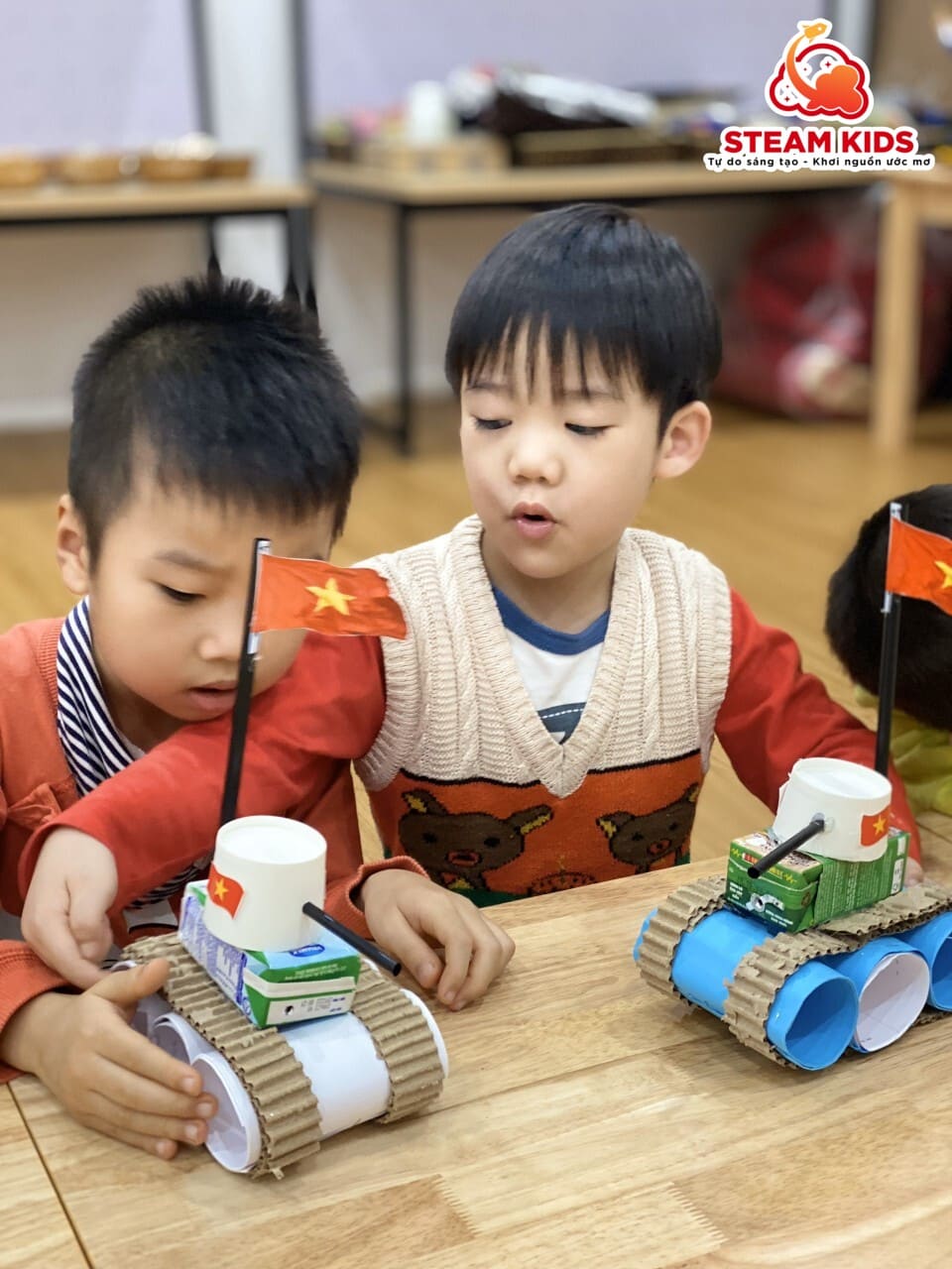 HOẠT ĐỘNG SÁNG TẠO: LÀM XE TĂNG TỪ LÕI GIẤY - Trường Mầm Non STEAM KIDS