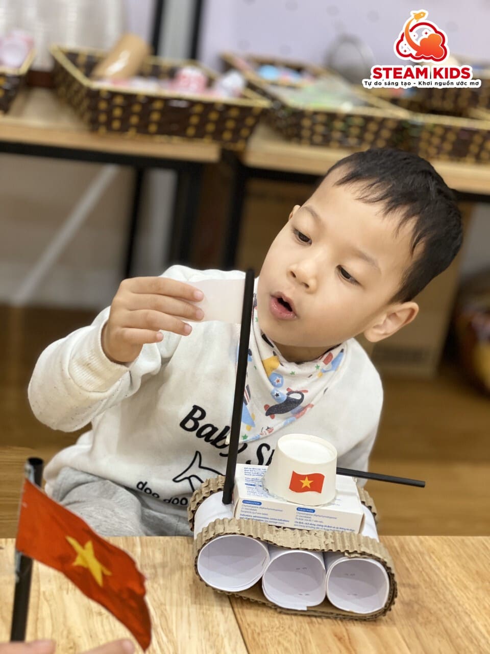 HOẠT ĐỘNG SÁNG TẠO: LÀM XE TĂNG TỪ LÕI GIẤY - Trường Mầm Non STEAM KIDS