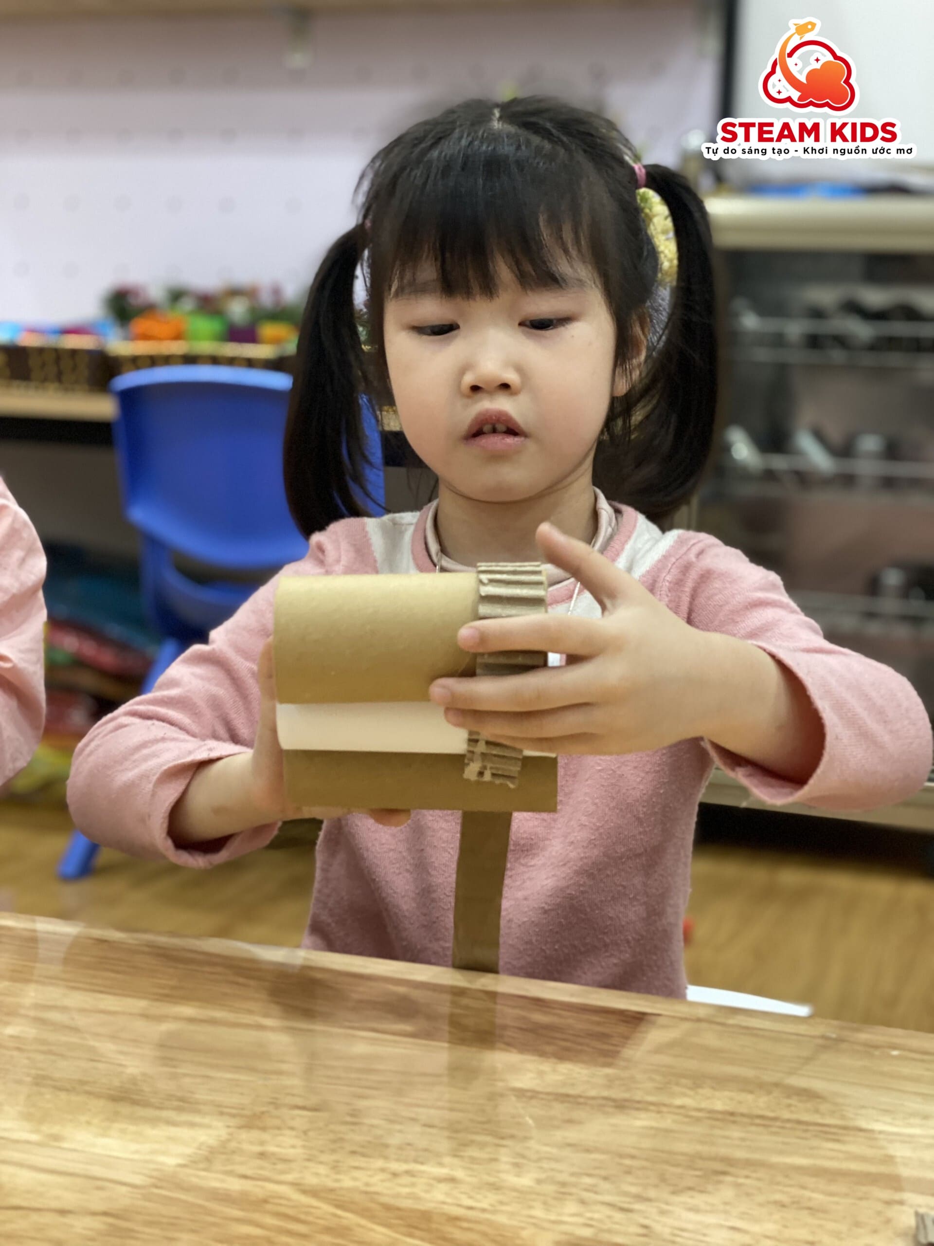 HOẠT ĐỘNG SÁNG TẠO: LÀM XE TĂNG TỪ LÕI GIẤY - Trường Mầm Non STEAM KIDS