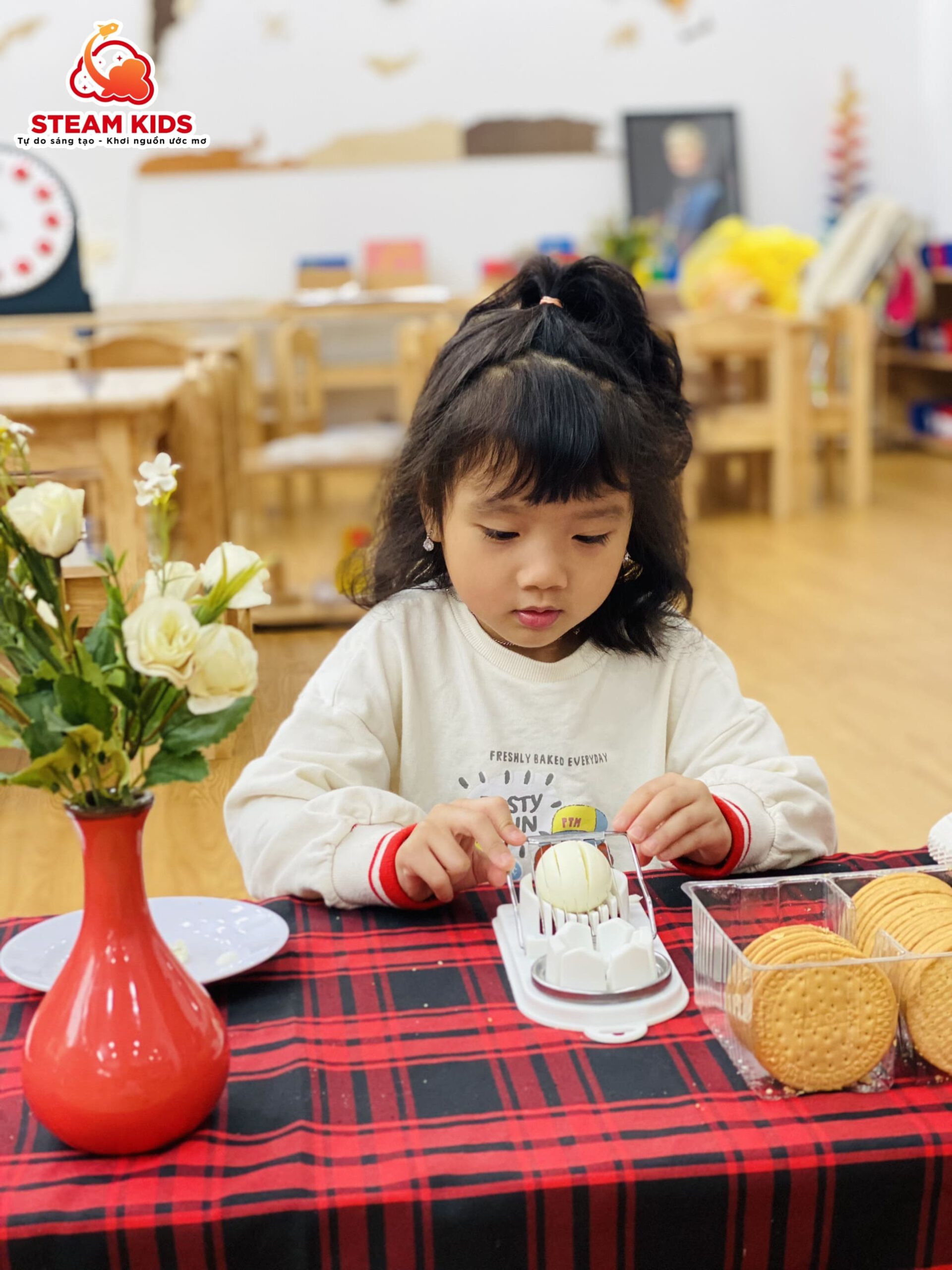 Thực Hành Cuộc Sống: Cắt Trứng Kẹp Bánh Quy Lớp Steam16 - Trường Mầm Non STEAM KIDS