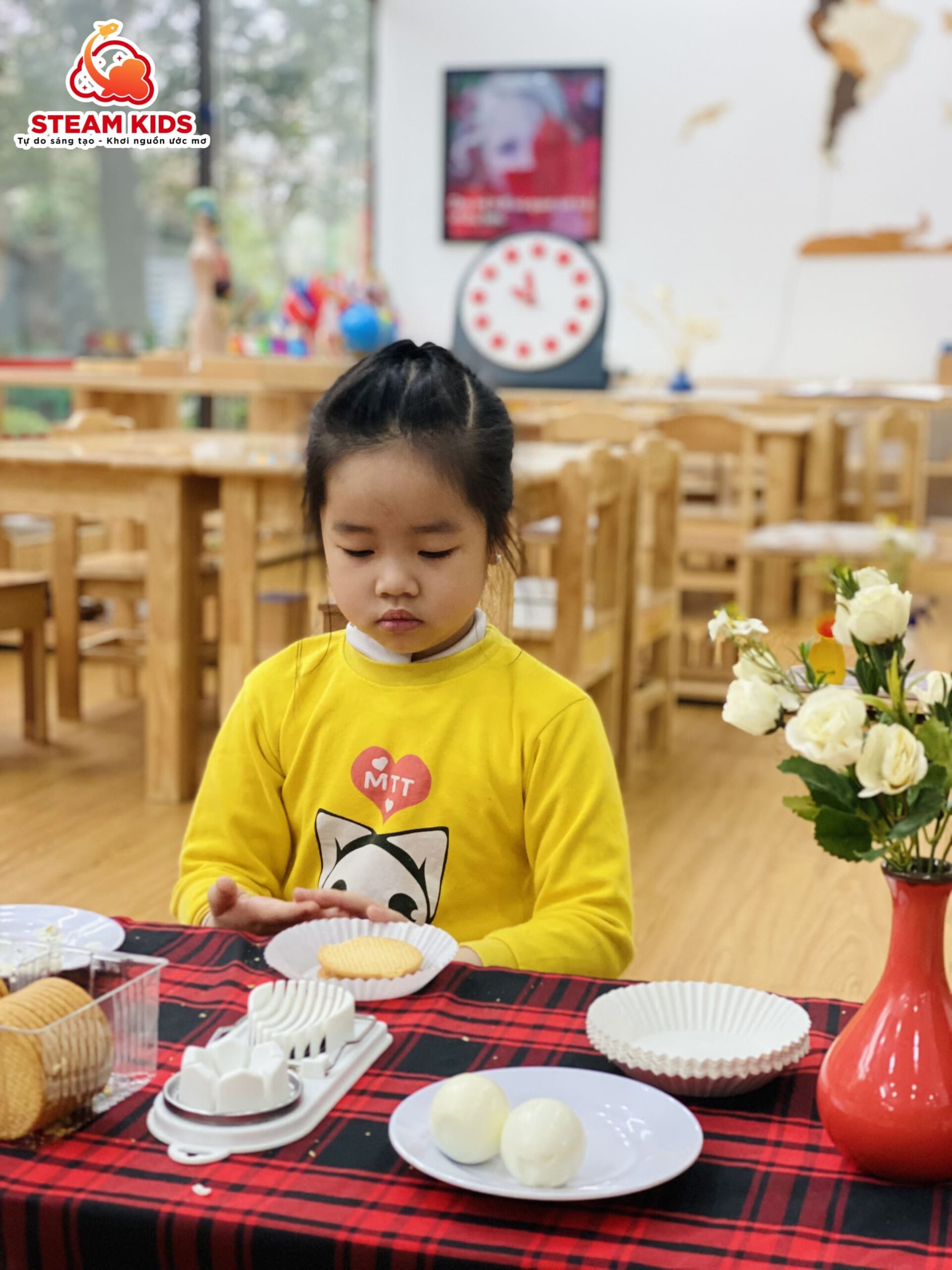 Thực Hành Cuộc Sống: Cắt Trứng Kẹp Bánh Quy Lớp Steam16 - Trường Mầm Non STEAM KIDS