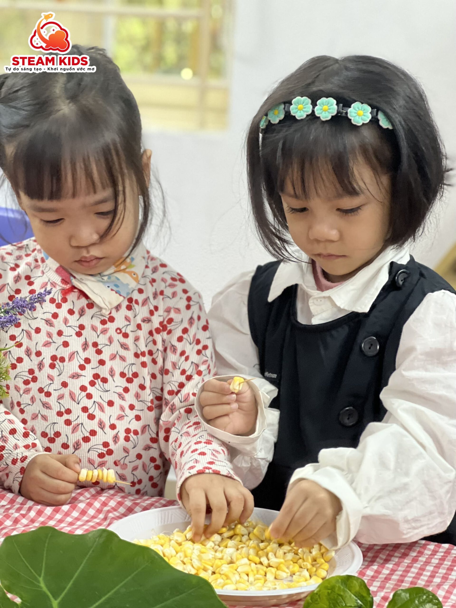 BÉ LÀM NHỮNG CON SÂU NGỘ NGHĨNH TỪ HẠT NGÔ - Trường Mầm Non STEAM KIDS
