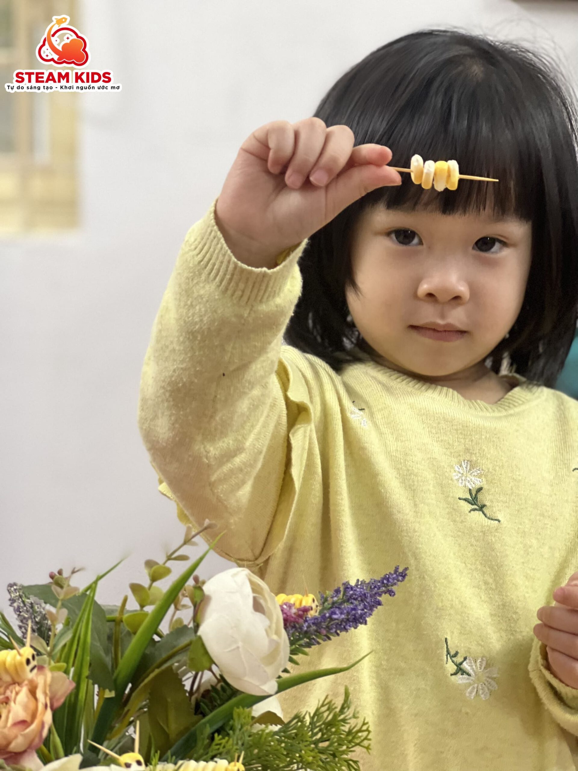 BÉ LÀM NHỮNG CON SÂU NGỘ NGHĨNH TỪ HẠT NGÔ - Trường Mầm Non STEAM KIDS