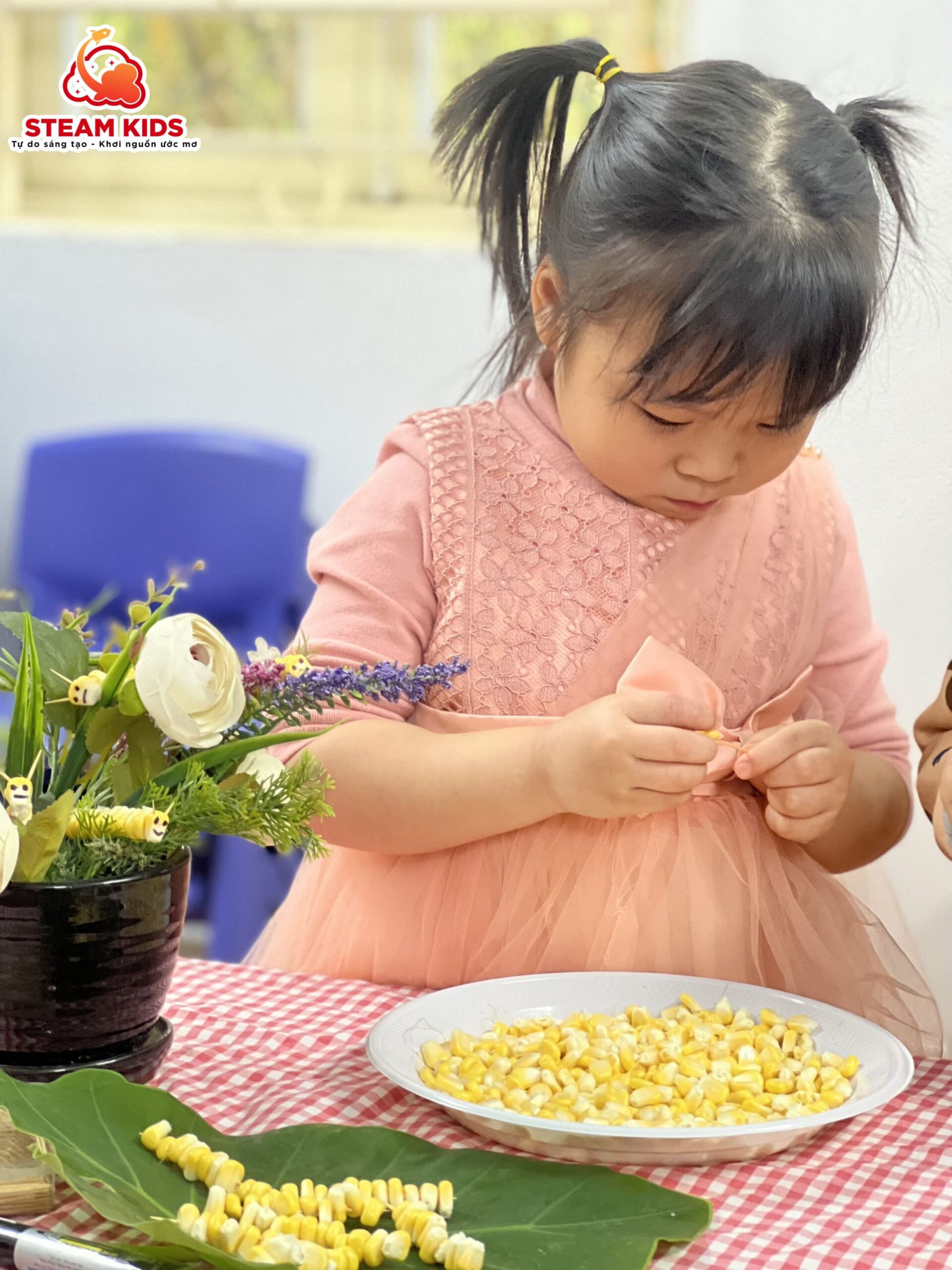 BÉ LÀM NHỮNG CON SÂU NGỘ NGHĨNH TỪ HẠT NGÔ - Trường Mầm Non STEAM KIDS