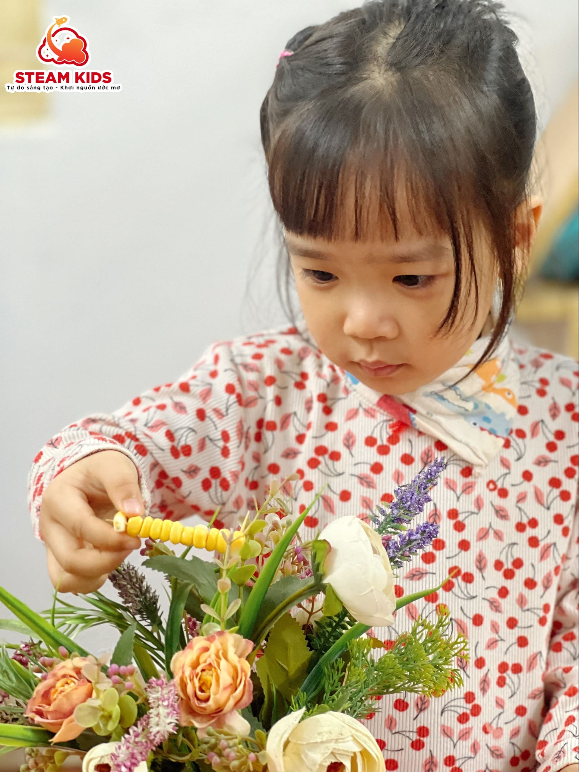 BÉ LÀM NHỮNG CON SÂU NGỘ NGHĨNH TỪ HẠT NGÔ - Trường Mầm Non STEAM KIDS