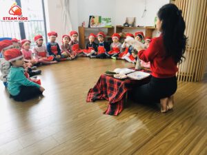 BÉ LÀM BÁNH GIÀY KẸP GIÒ LỚP STEAM 14 - Trường Mầm Non STEAM KIDS