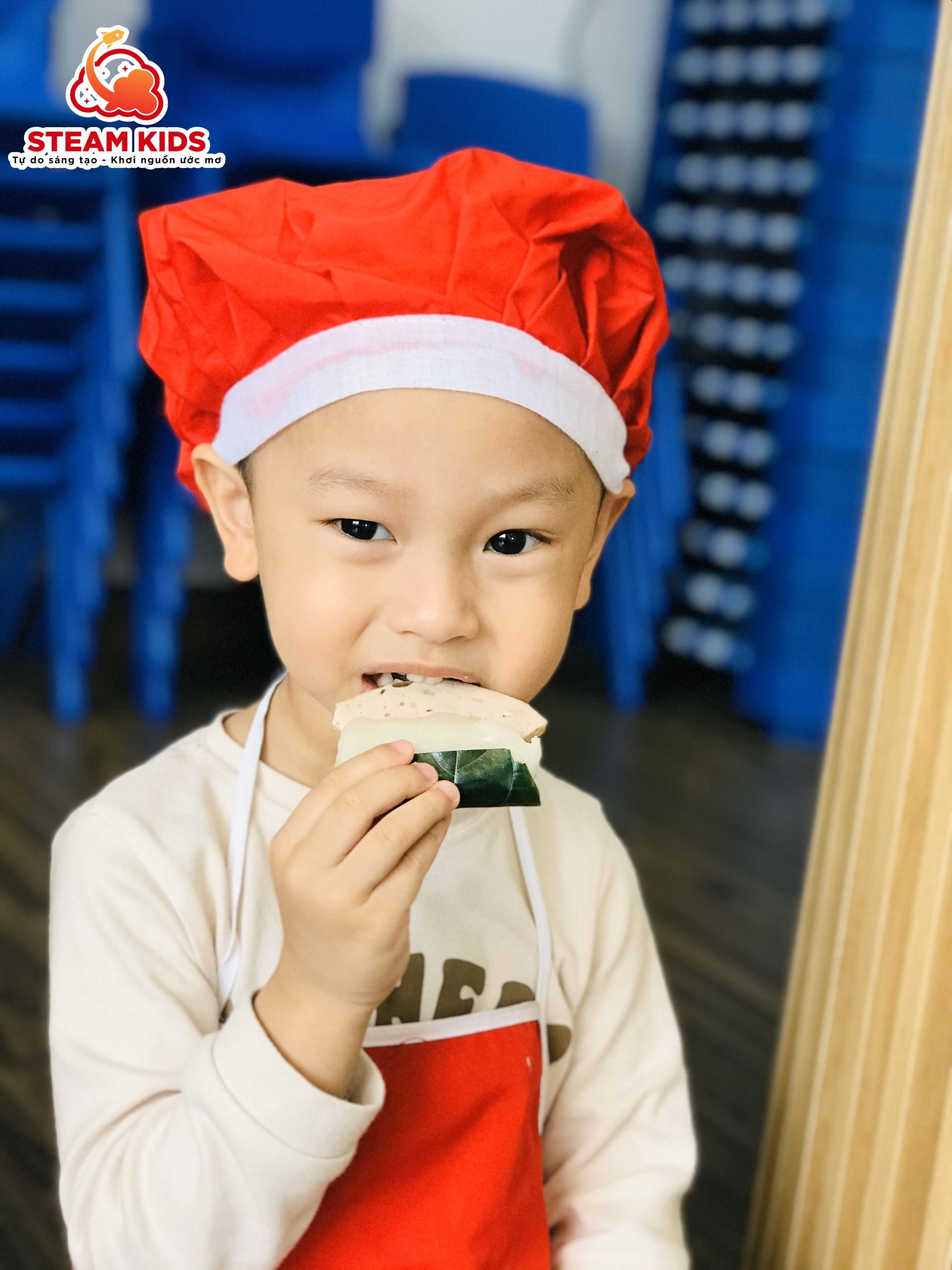 BÉ LÀM BÁNH GIÀY KẸP GIÒ LỚP STEAM 14 - Trường Mầm Non STEAM KIDS