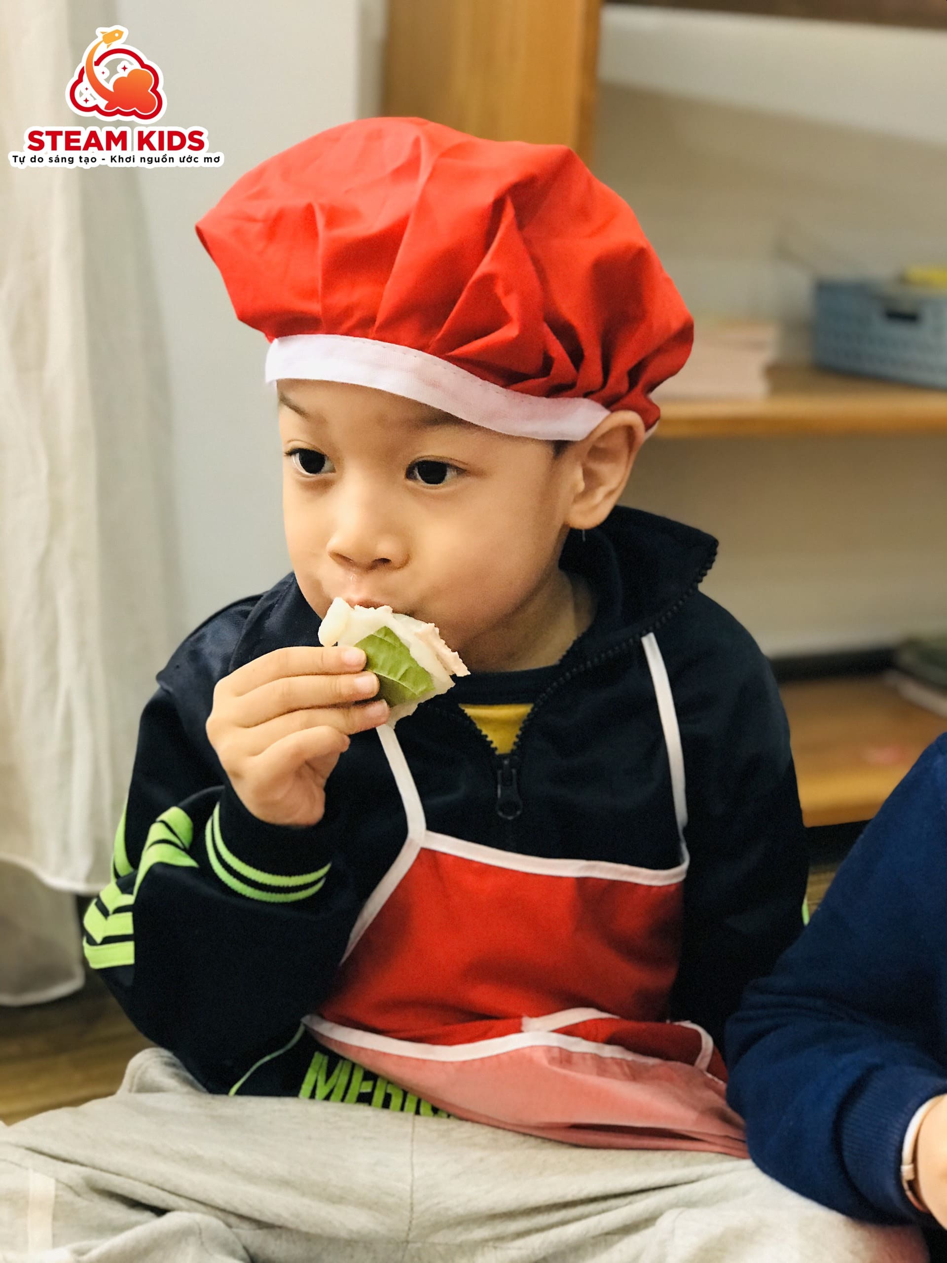 BÉ LÀM BÁNH GIÀY KẸP GIÒ LỚP STEAM 14 - Trường Mầm Non STEAM KIDS