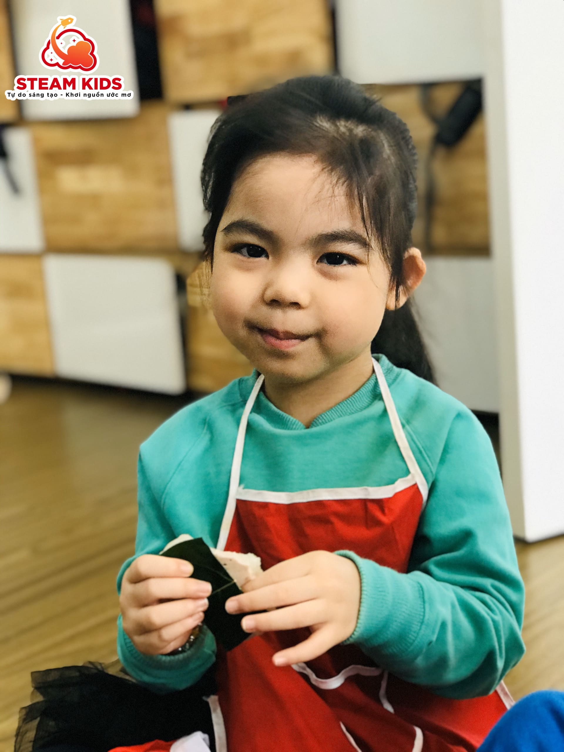 BÉ LÀM BÁNH GIÀY KẸP GIÒ LỚP STEAM 14 - Trường Mầm Non STEAM KIDS