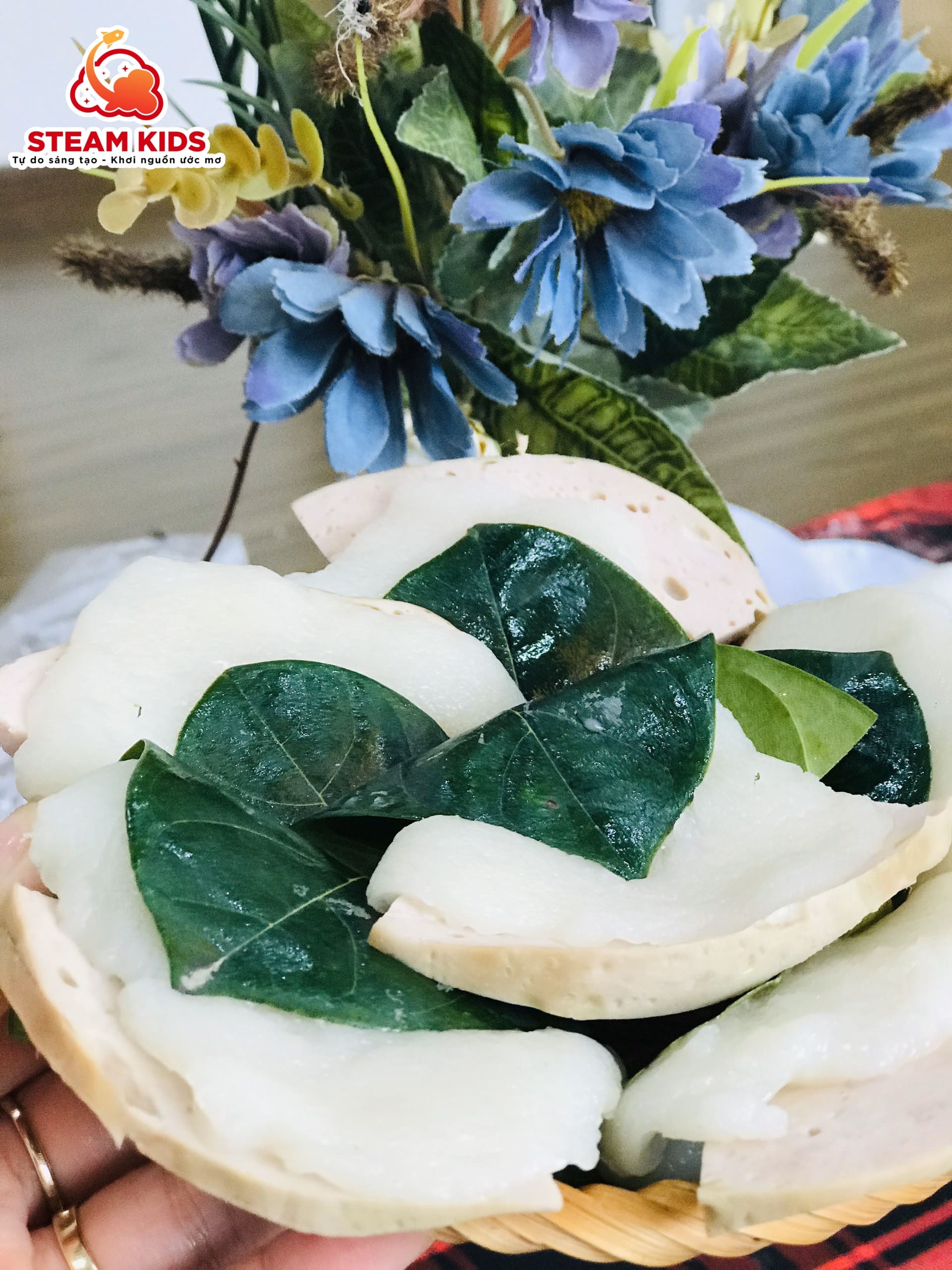 BÉ LÀM BÁNH GIÀY KẸP GIÒ LỚP STEAM 14 - Trường Mầm Non STEAM KIDS