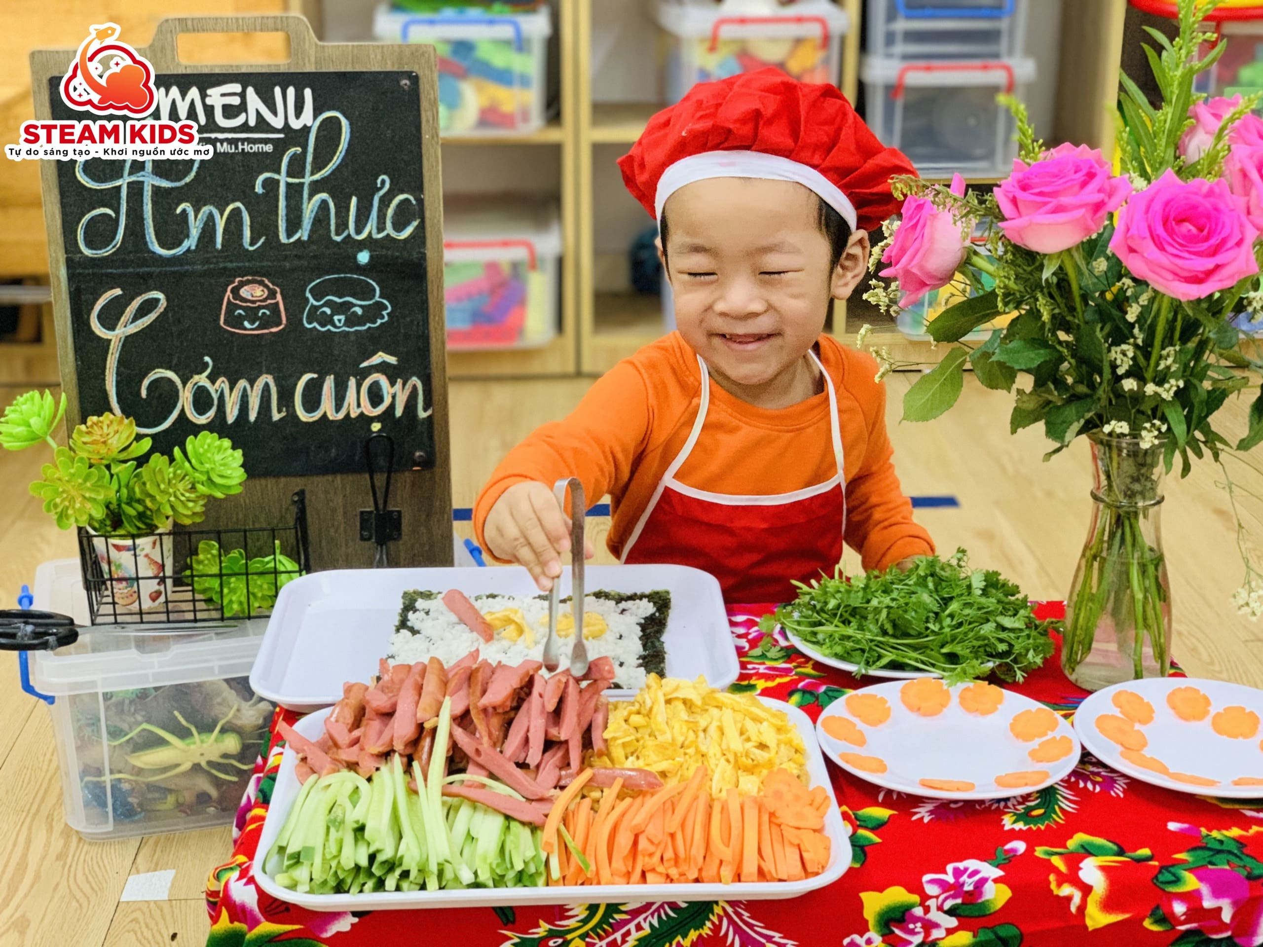 HOẠT ĐỘNG ẨM THỰC: BÉ LÀM CƠM CUỘN RONG BIỂN HOẠT ĐỘNG ẨM THỰC: BÉ LÀM CƠM CUỘN RONG BIỂN - Trường Mầm Non STEAM KIDS