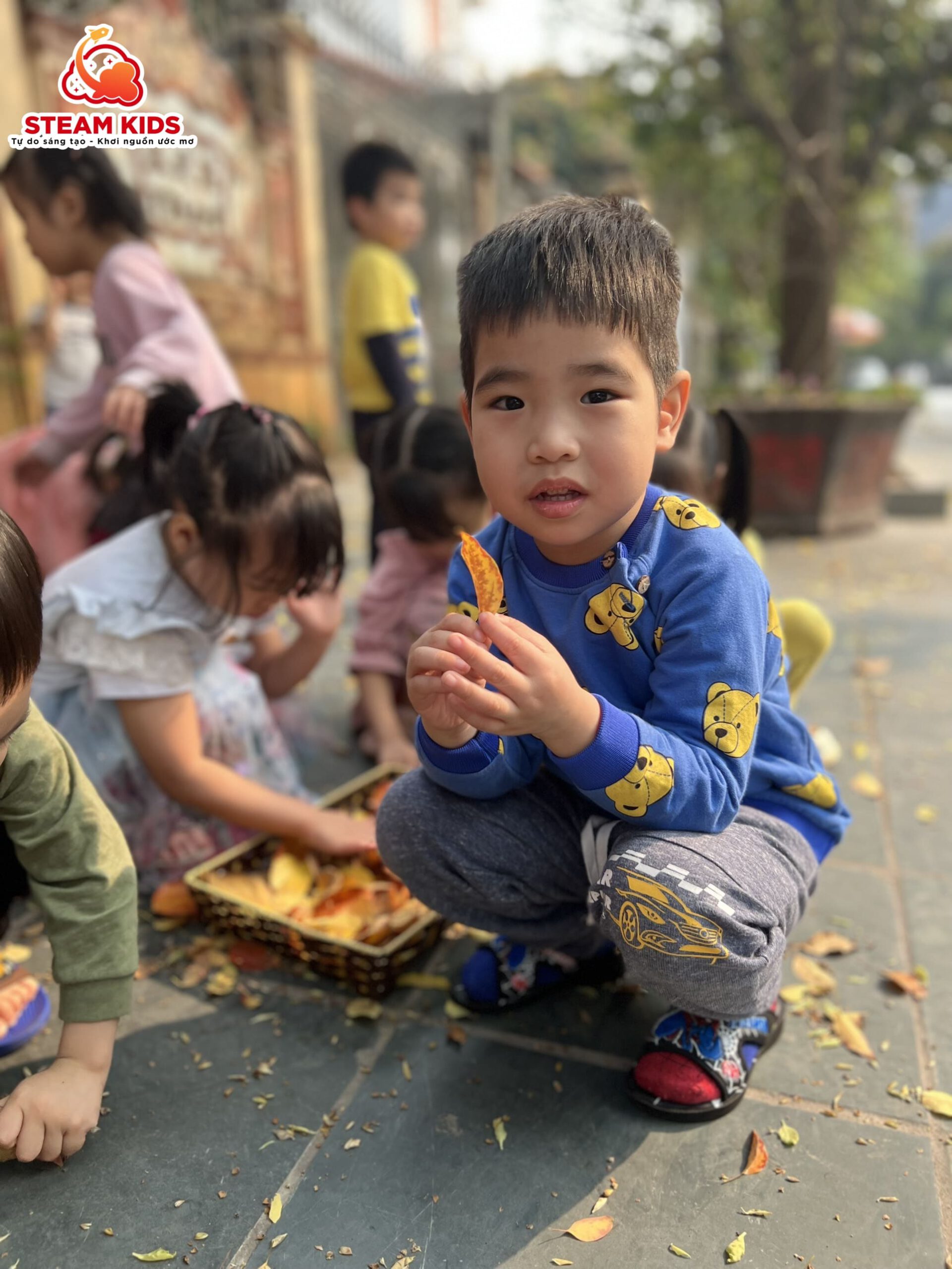 HOẠT ĐỘNG SÁNG TẠO: BÉ TRANG TRÍ VÁY BẰNG LÁ CÂY - Trường Mầm Non STEAM KIDS