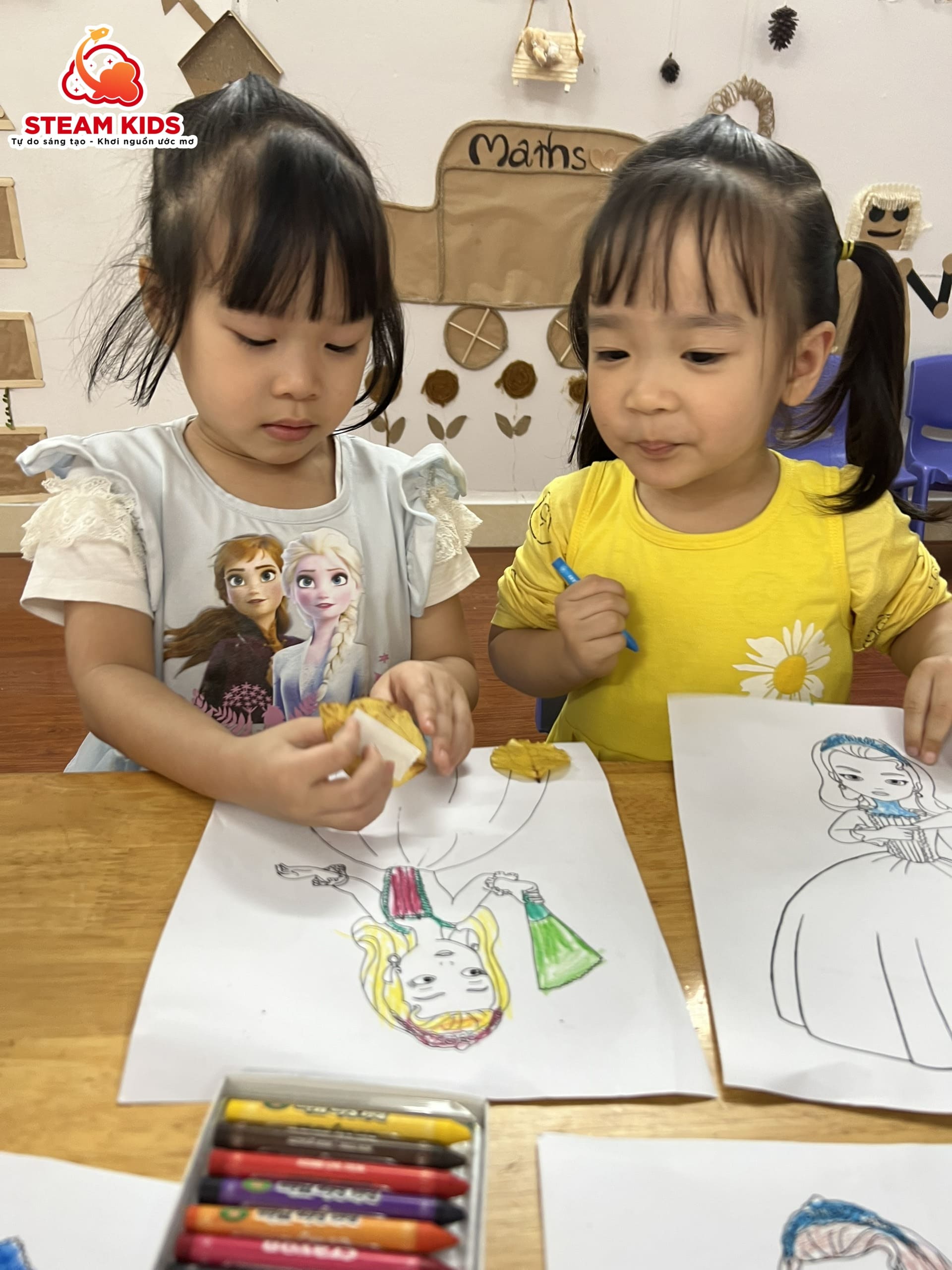 HOẠT ĐỘNG SÁNG TẠO: BÉ TRANG TRÍ VÁY BẰNG LÁ CÂY - Trường Mầm Non STEAM KIDS