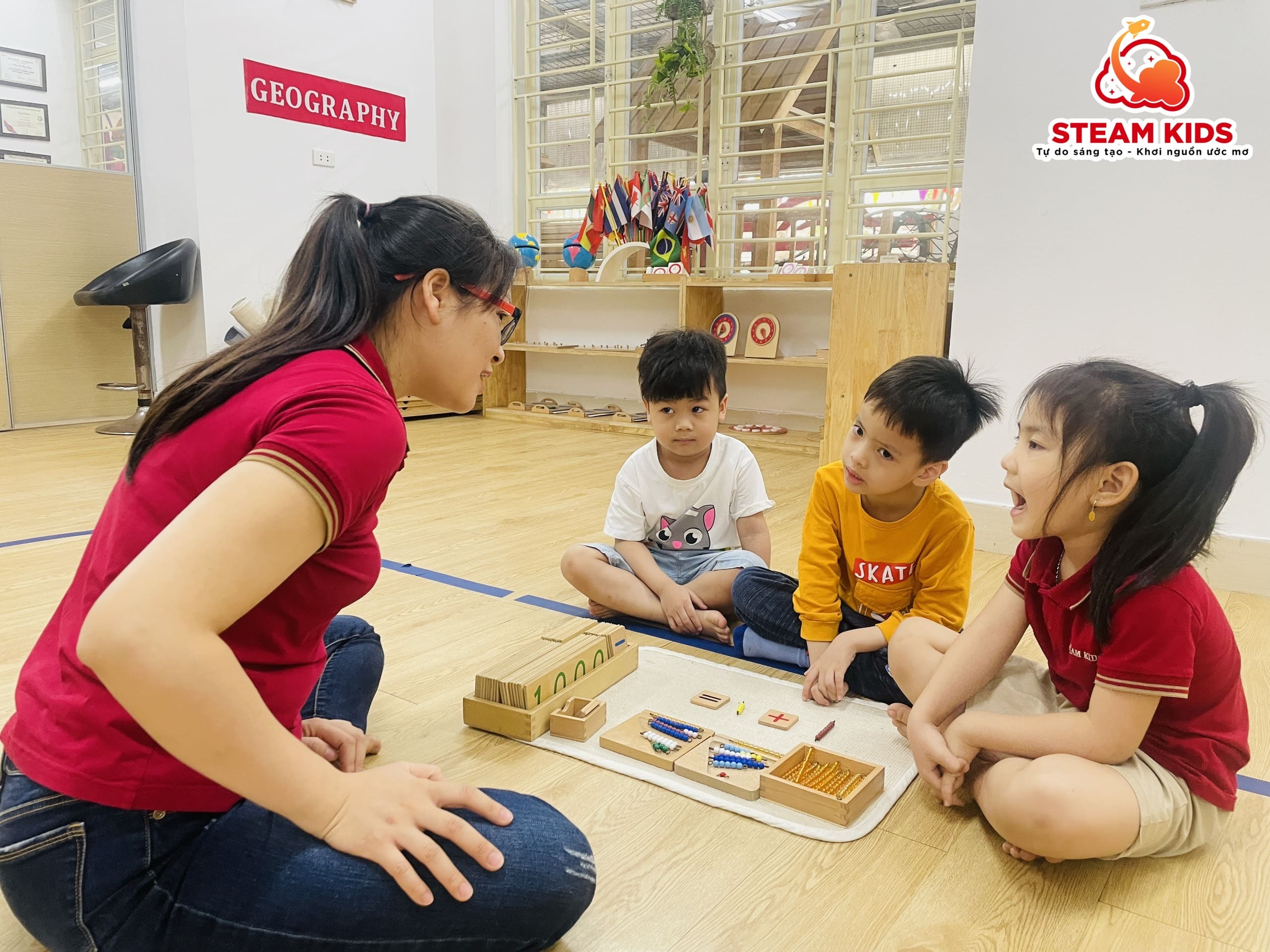HOẠT ĐỘNG MONTESSORI: CỘNG VỚI CÁC CHUỖI HẠT HOẠT ĐỘNG MONTESSORI: CỘNG VỚI CÁC CHUỖI HẠT - Trường Mầm Non STEAM KIDS