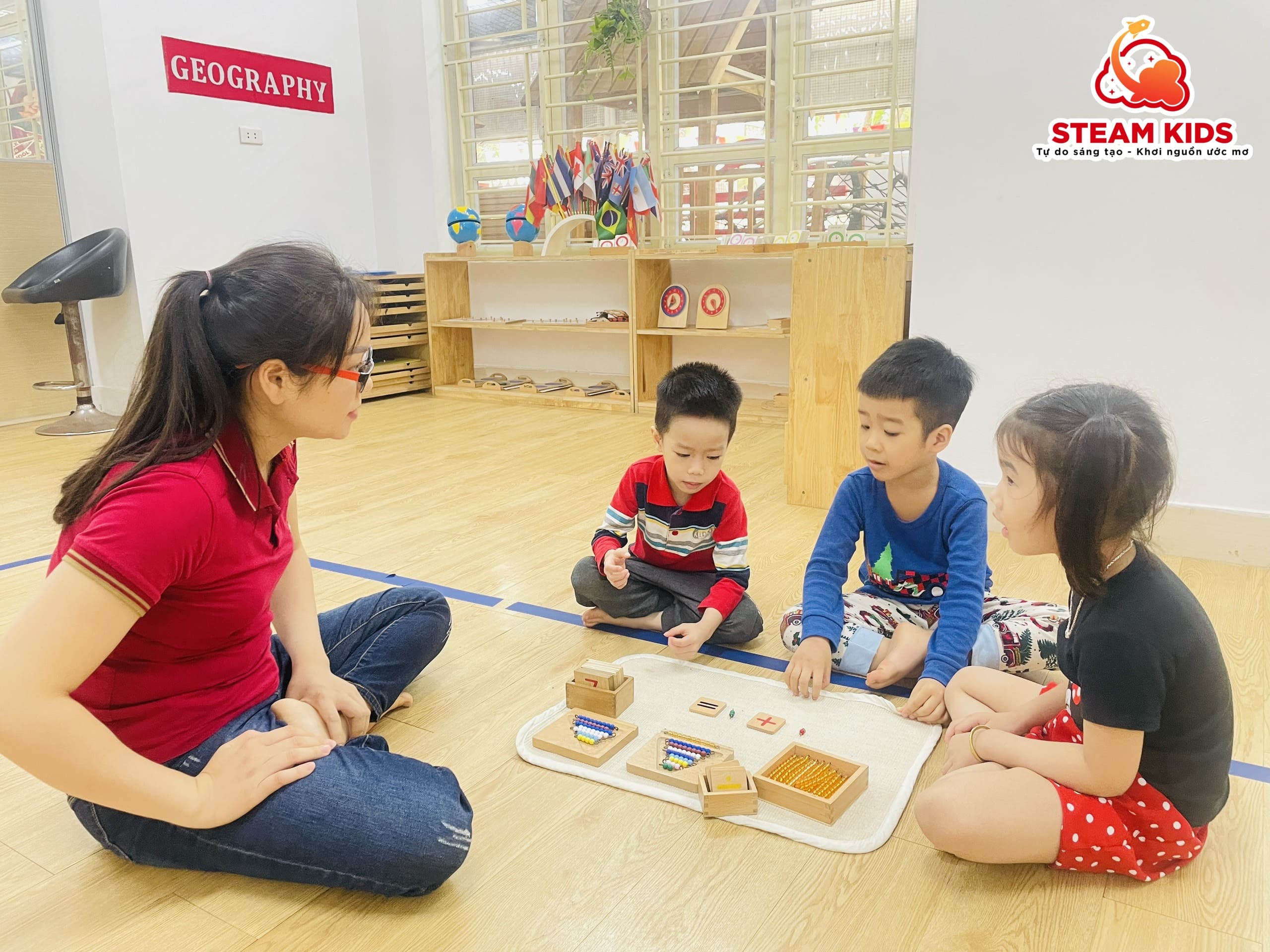 HOẠT ĐỘNG MONTESSORI: CỘNG VỚI CÁC CHUỖI HẠT HOẠT ĐỘNG MONTESSORI: CỘNG VỚI CÁC CHUỖI HẠT - Trường Mầm Non STEAM KIDS