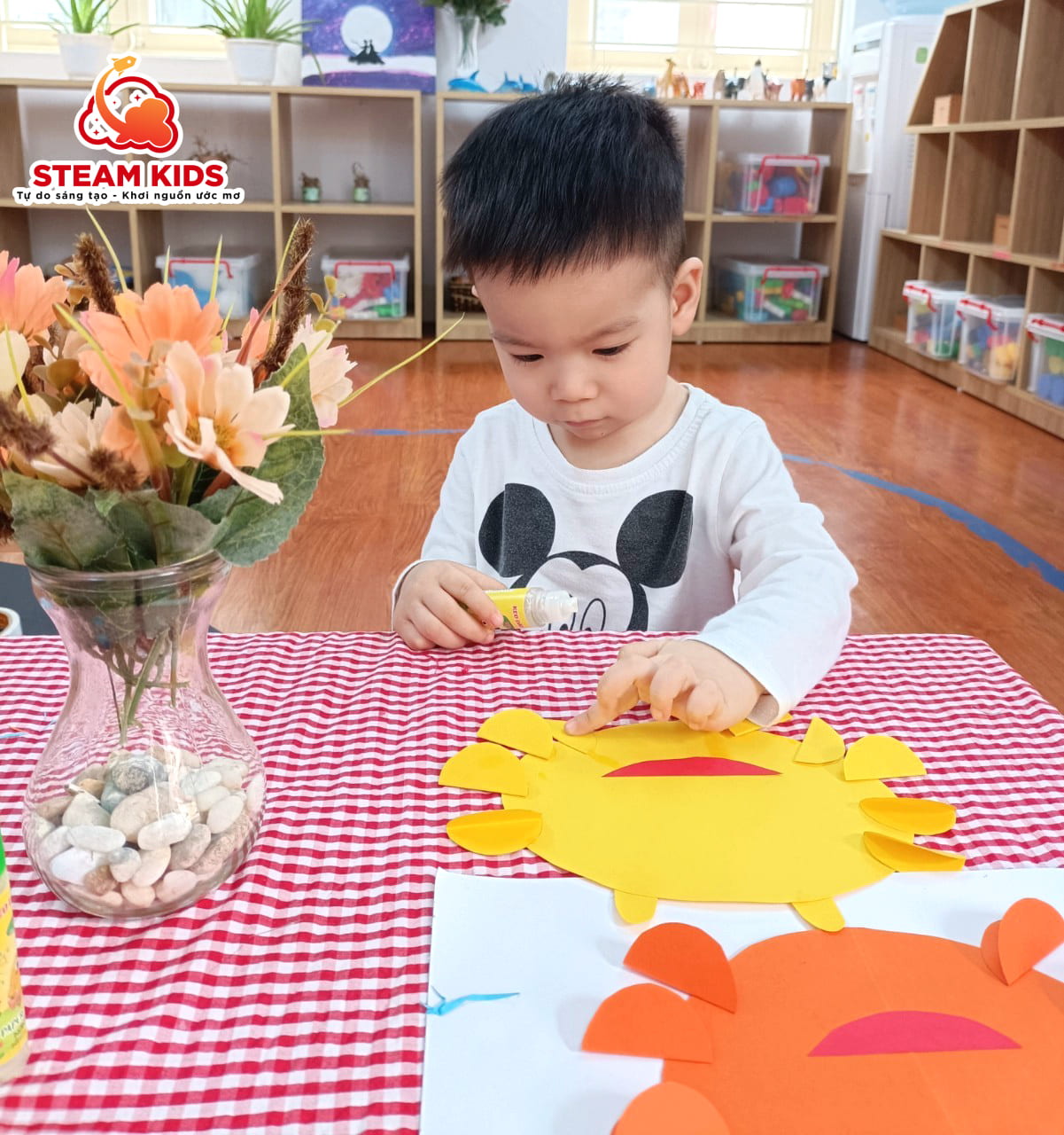 SÁNG TẠO CON CUA BẰNG GIẤY MÀU LỚP STEAM 3 - Trường Mầm Non STEAM KIDS
