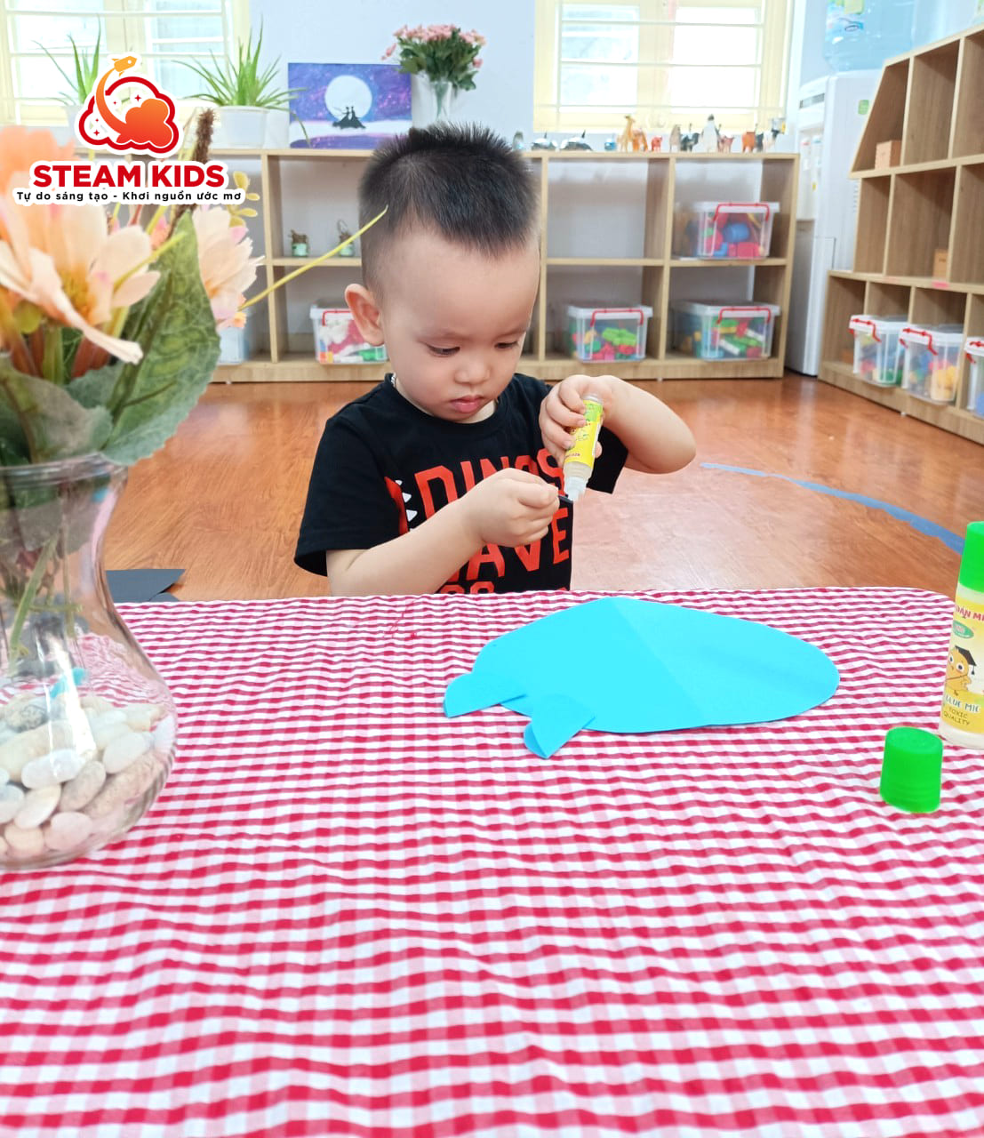 SÁNG TẠO CON CUA BẰNG GIẤY MÀU LỚP STEAM 3 - Trường Mầm Non STEAM KIDS