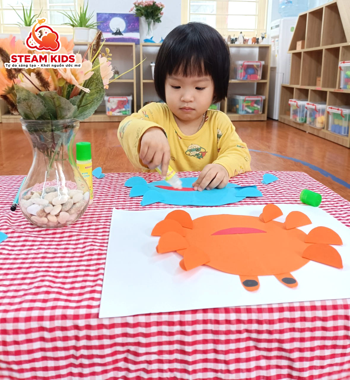 SÁNG TẠO CON CUA BẰNG GIẤY MÀU LỚP STEAM 3 - Trường Mầm Non STEAM KIDS