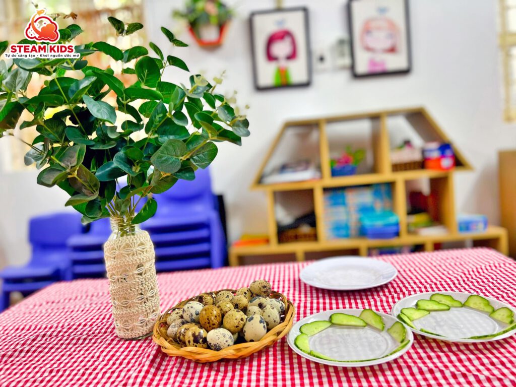 THỰC HÀNH CUỘC SỐNG: BÉ BÓC TRỨNG CHIM CÚT - Trường Mầm Non STEAM KIDS