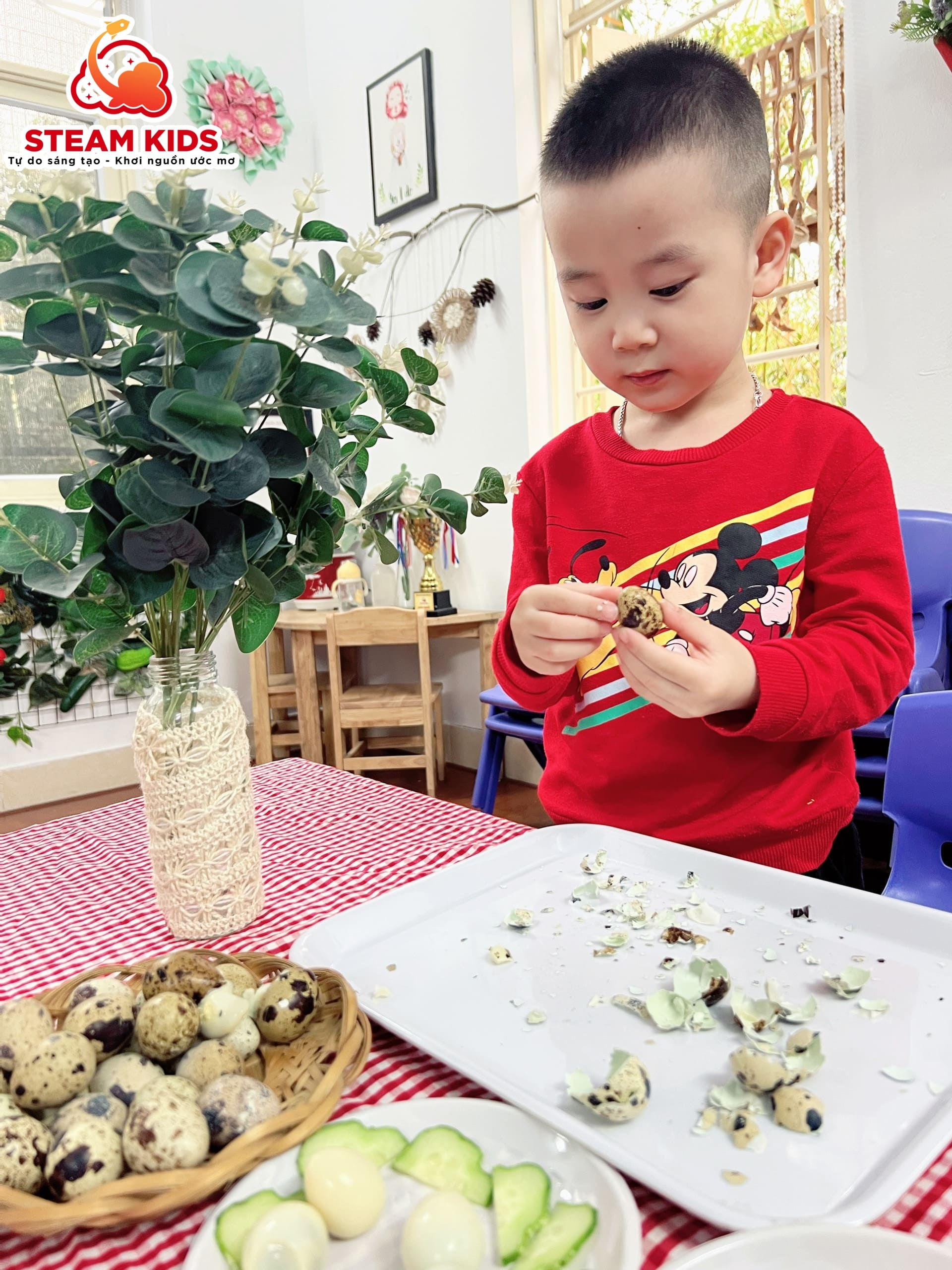 THỰC HÀNH CUỘC SỐNG: BÉ BÓC TRỨNG CHIM CÚT - Trường Mầm Non STEAM KIDS