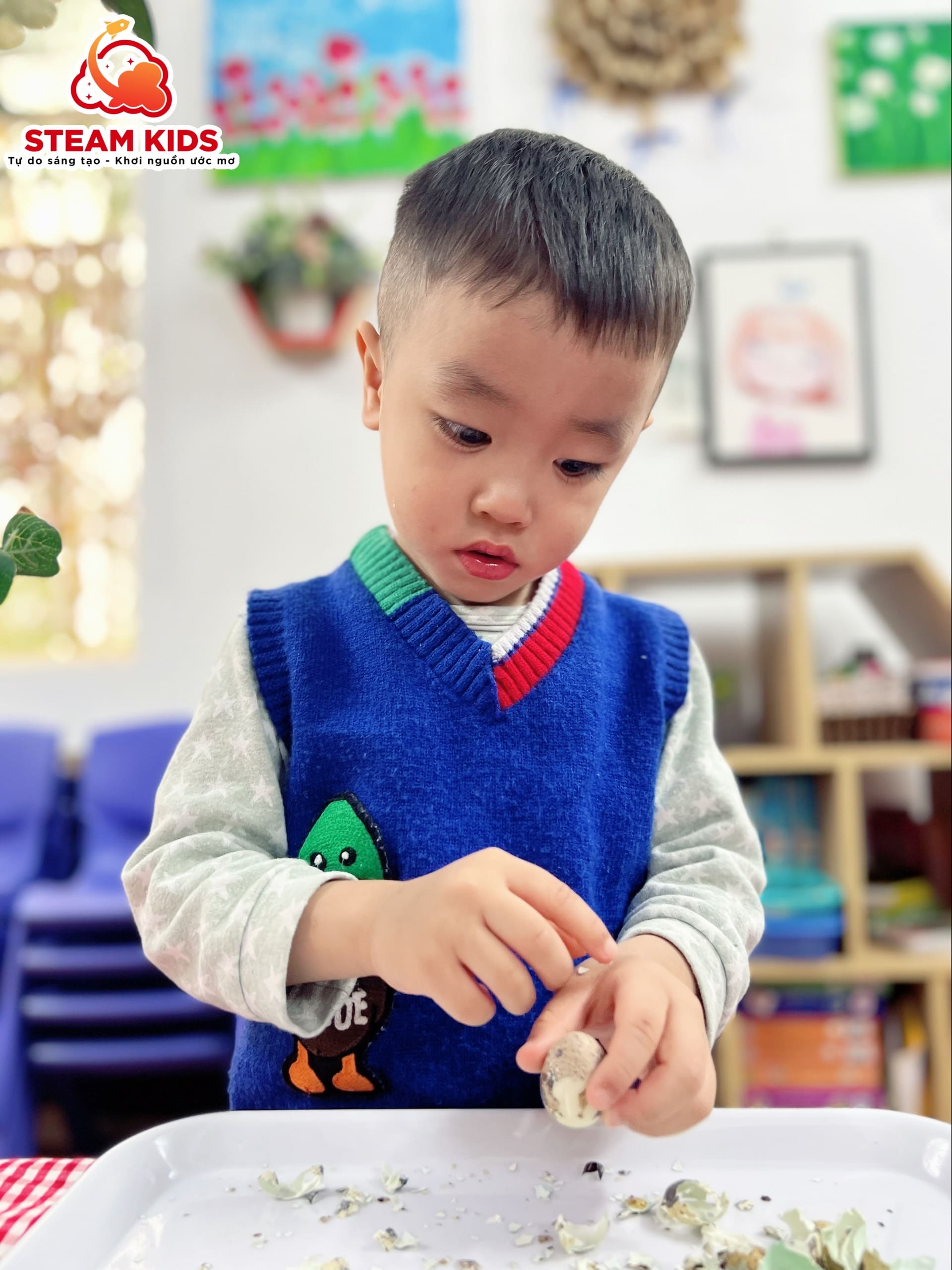 THỰC HÀNH CUỘC SỐNG: BÉ BÓC TRỨNG CHIM CÚT - Trường Mầm Non STEAM KIDS
