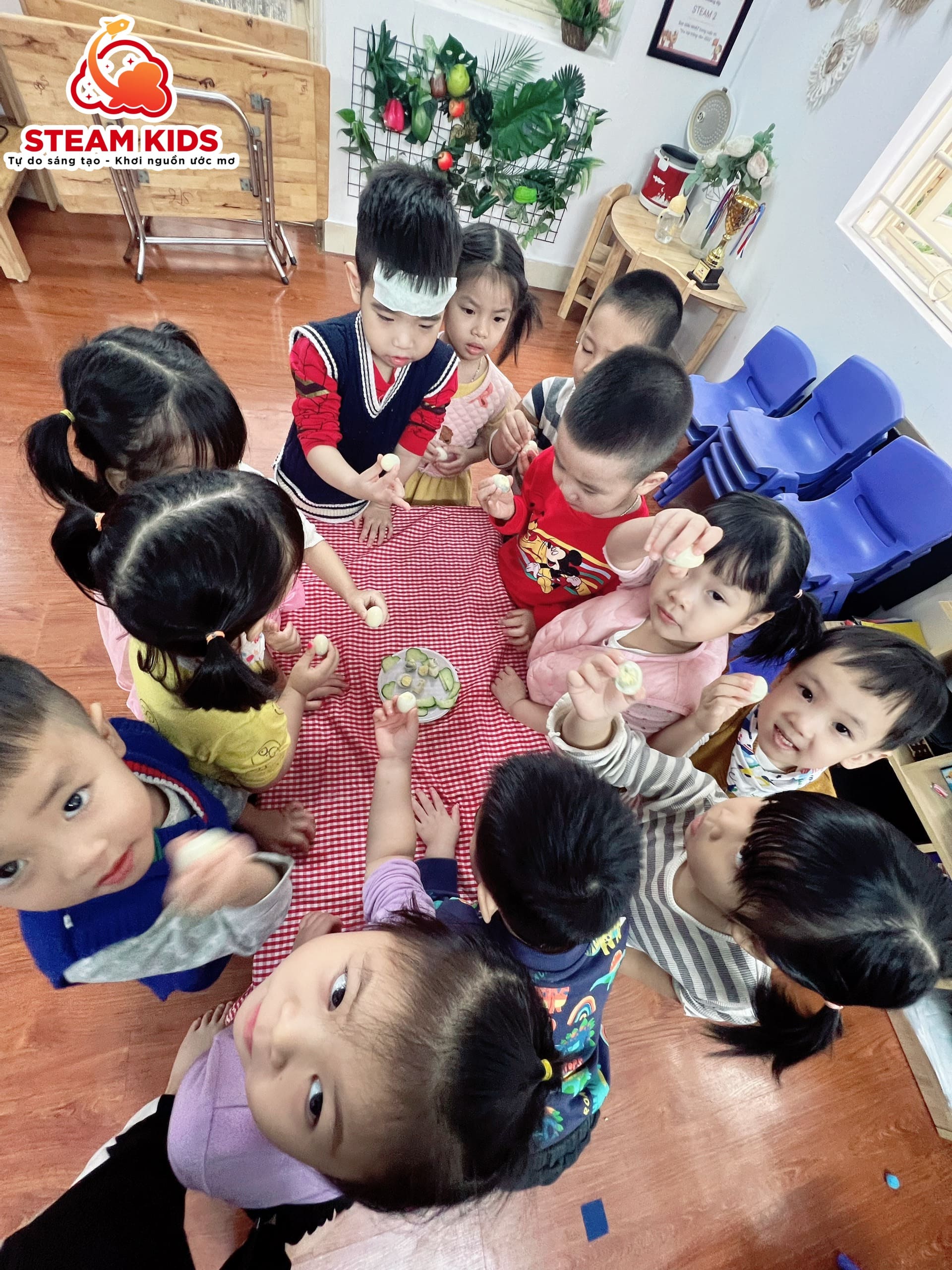 THỰC HÀNH CUỘC SỐNG: BÉ BÓC TRỨNG CHIM CÚT - Trường Mầm Non STEAM KIDS