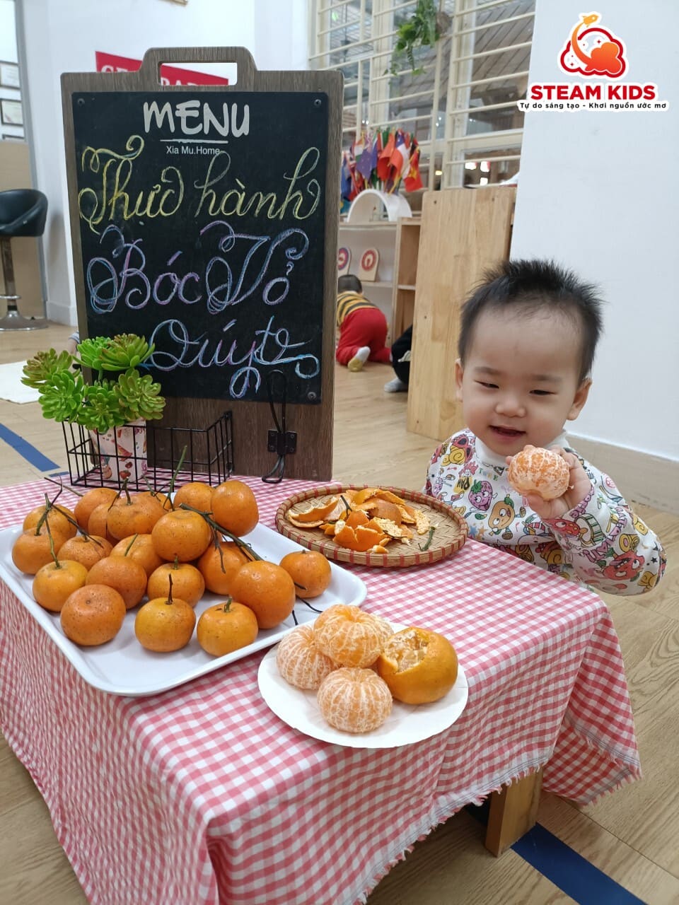 Thực hành Cuộc Sống: Bóc Vỏ Quýt Lớp Steam 13 - Trường Mầm Non STEAM KIDS