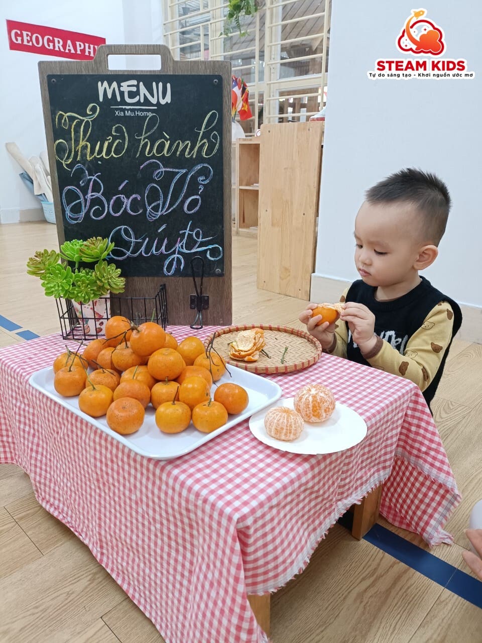 Thực hành Cuộc Sống: Bóc Vỏ Quýt Lớp Steam 13 - Trường Mầm Non STEAM KIDS