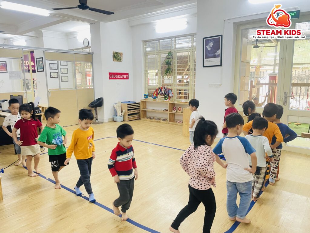 HOẠT ĐỘNG MONTESSORI: CỘNG VỚI CÁC CHUỖI HẠT HOẠT ĐỘNG MONTESSORI: CỘNG VỚI CÁC CHUỖI HẠT - Trường Mầm Non STEAM KIDS