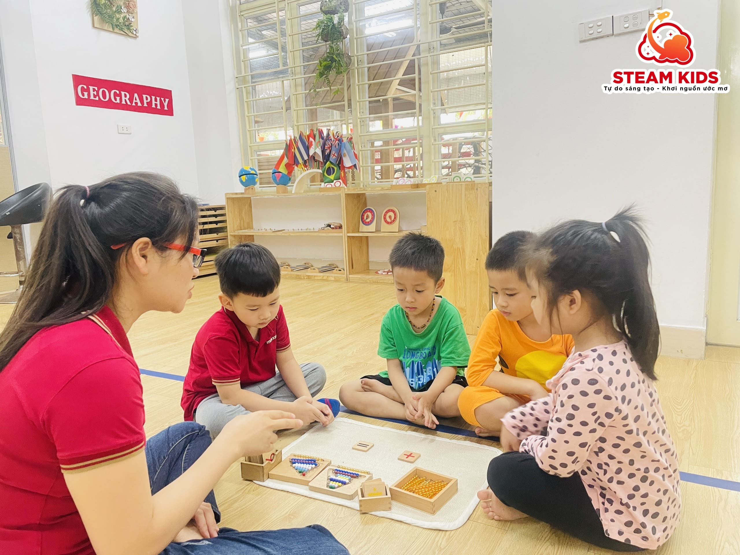 HOẠT ĐỘNG MONTESSORI: CỘNG VỚI CÁC CHUỖI HẠT HOẠT ĐỘNG MONTESSORI: CỘNG VỚI CÁC CHUỖI HẠT - Trường Mầm Non STEAM KIDS