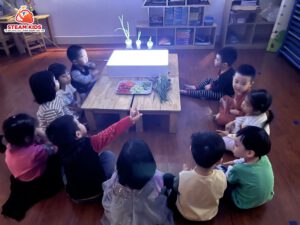 HOẠT ĐỘNG VỚI BÀN ÁNH SÁNG LỚP STEAM2 - Trường Mầm Non STEAM KIDS