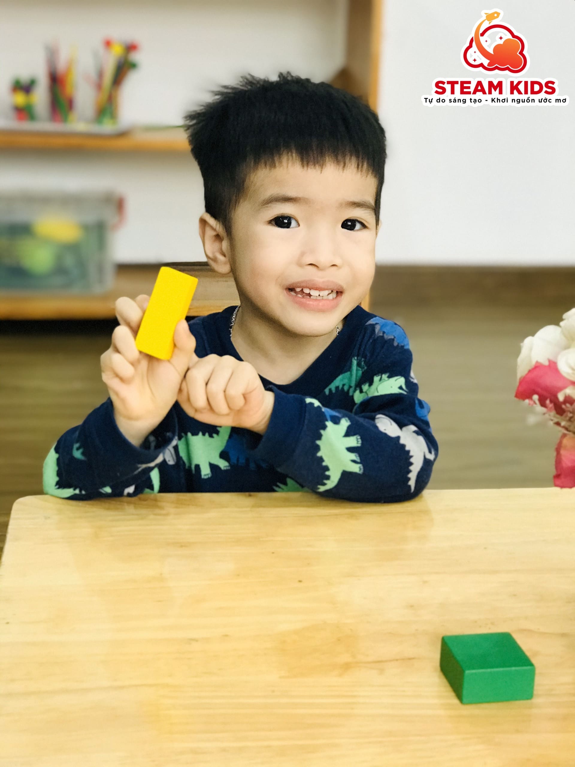 LÀM QUEN VỚI TOÁN: NHẬN BIẾT, GỌI TÊN KHỐI VUÔNG, KHỐI CHỮ NHẬT LÀM QUEN VỚI TOÁN: NHẬN BIẾT, GỌI TÊN KHỐI VUÔNG, KHỐI CHỮ NHẬT - Trường Mầm Non STEAM KIDS