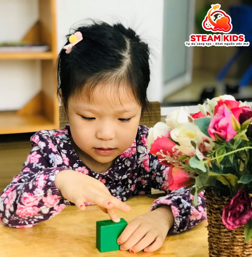 LÀM QUEN VỚI TOÁN: NHẬN BIẾT, GỌI TÊN KHỐI VUÔNG, KHỐI CHỮ NHẬT LÀM QUEN VỚI TOÁN: NHẬN BIẾT, GỌI TÊN KHỐI VUÔNG, KHỐI CHỮ NHẬT - Trường Mầm Non STEAM KIDS