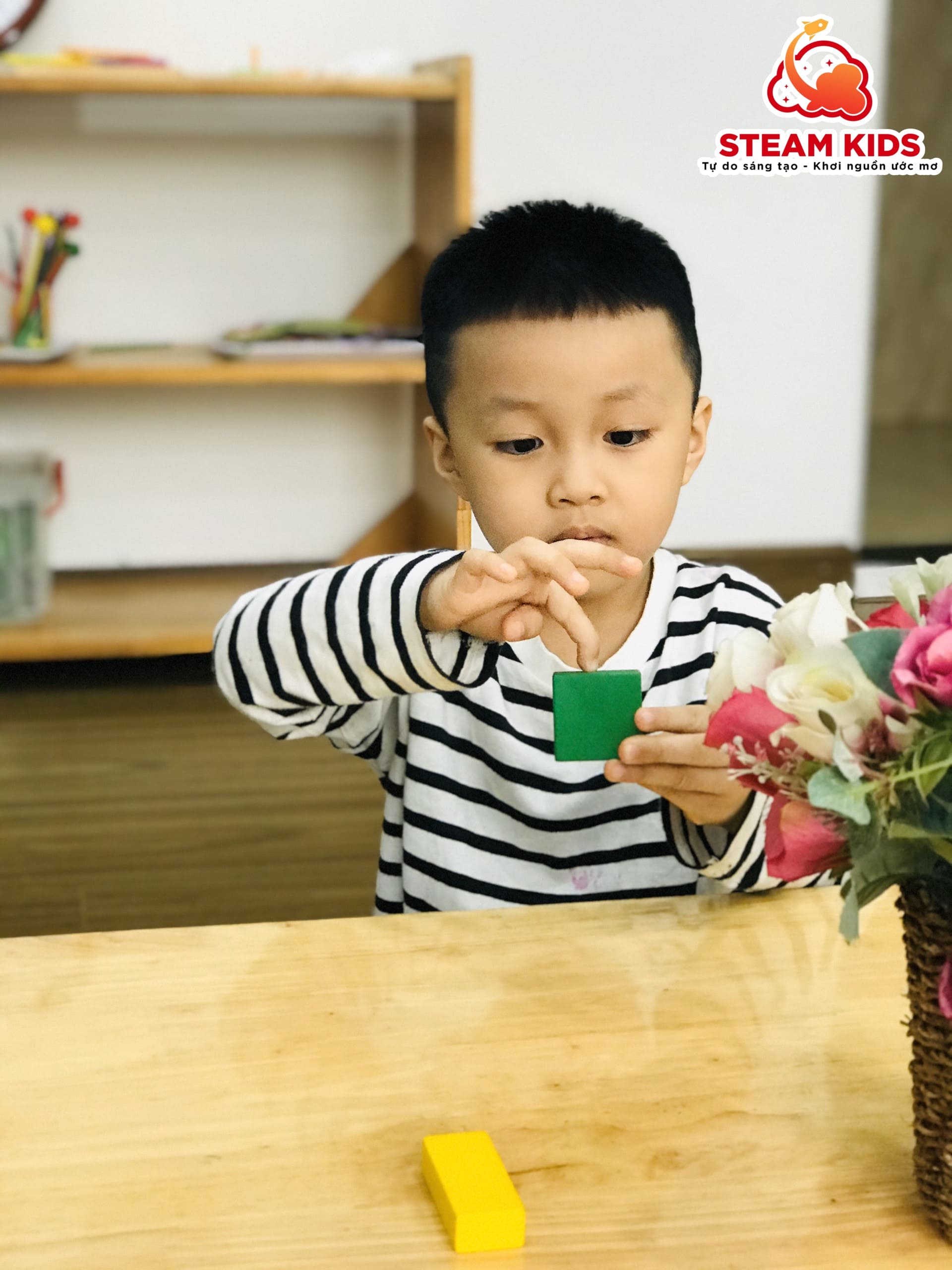 LÀM QUEN VỚI TOÁN: NHẬN BIẾT, GỌI TÊN KHỐI VUÔNG, KHỐI CHỮ NHẬT LÀM QUEN VỚI TOÁN: NHẬN BIẾT, GỌI TÊN KHỐI VUÔNG, KHỐI CHỮ NHẬT - Trường Mầm Non STEAM KIDS