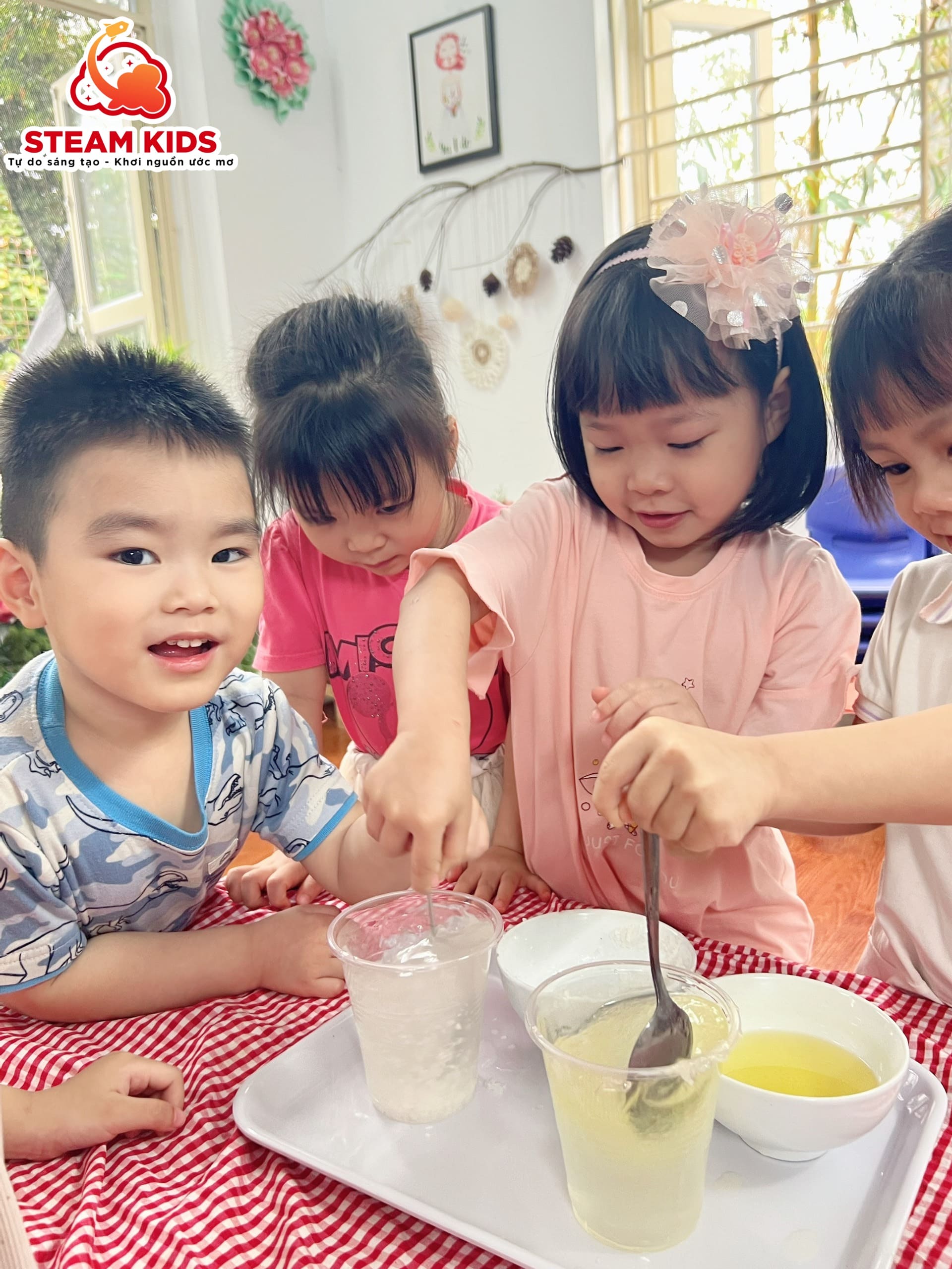 THÍ NGHIỆM CHẤT HÒA TAN VÀ CHẤT KHÔNG HÒA TAN - Trường Mầm Non STEAM KIDS