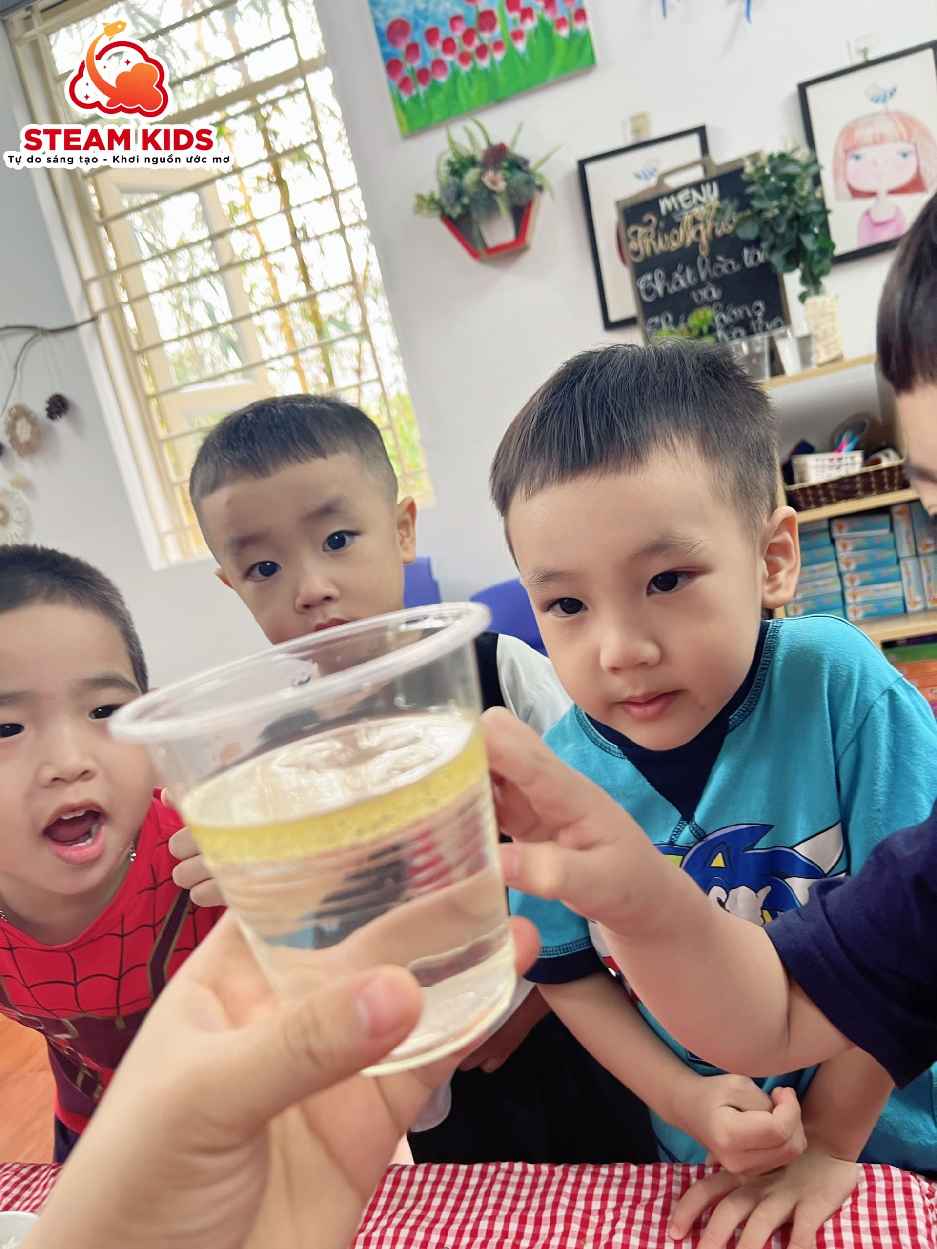 THÍ NGHIỆM CHẤT HÒA TAN VÀ CHẤT KHÔNG HÒA TAN - Trường Mầm Non STEAM KIDS