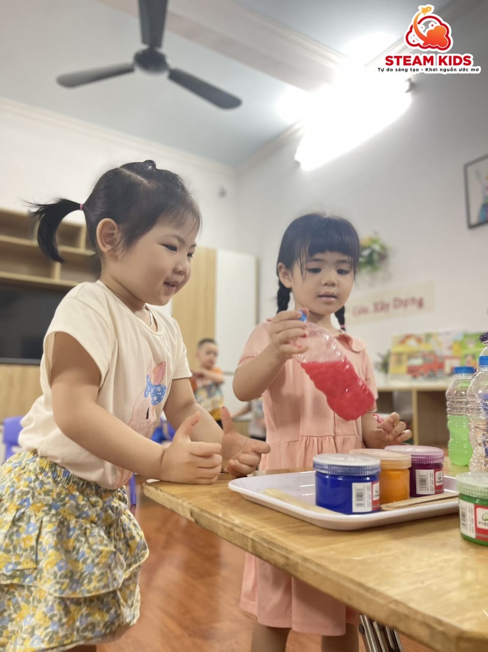 THÍ NGHIỆM: CHAI NƯỚC ĐỔI MÀU - Trường Mầm Non STEAM KIDS