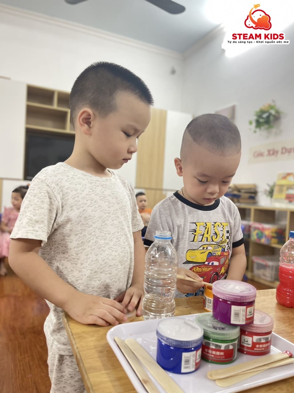 THÍ NGHIỆM: CHAI NƯỚC ĐỔI MÀU - Trường Mầm Non STEAM KIDS