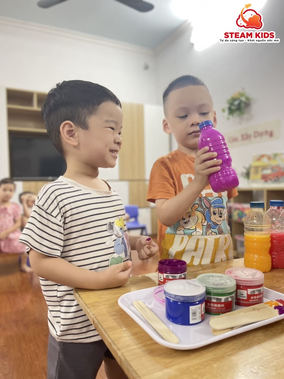 THÍ NGHIỆM: CHAI NƯỚC ĐỔI MÀU - Trường Mầm Non STEAM KIDS