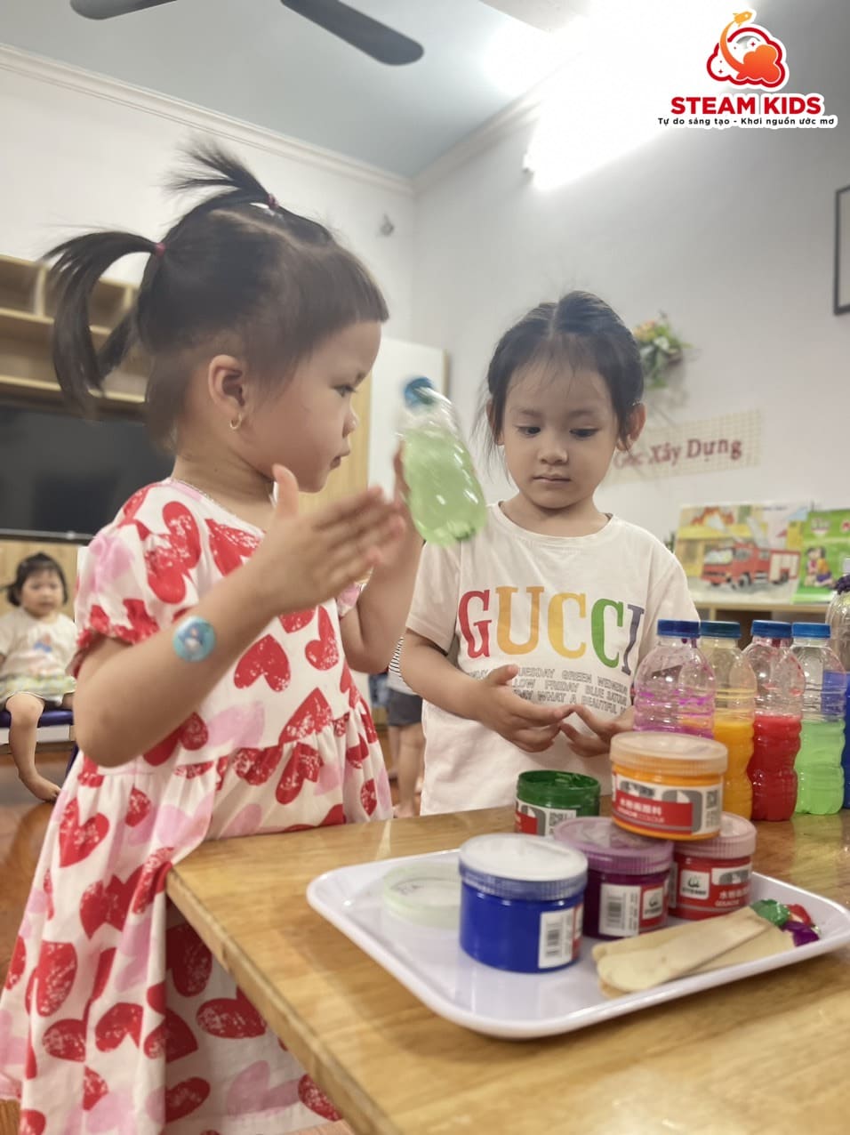 THÍ NGHIỆM: CHAI NƯỚC ĐỔI MÀU - Trường Mầm Non STEAM KIDS