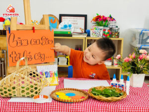 HOẠT ĐỘNG SÁNG TẠO: LÀM BỨC TRANH CON SÂU TỪ LÁ CÂY - Trường Mầm Non STEAM KIDS