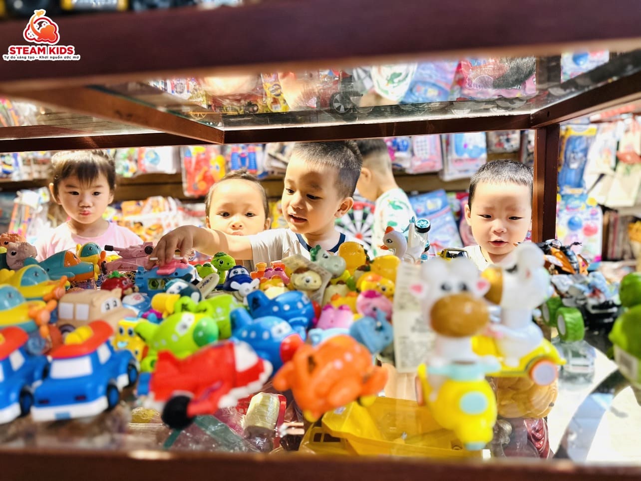 BÉ ĐI THAM QUAN HIỆU SÁCH - Trường Mầm Non STEAM KIDS