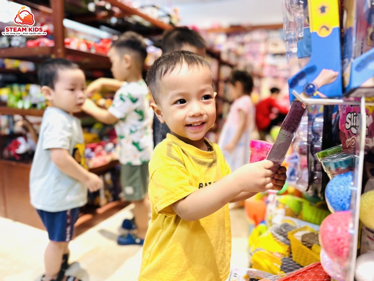 BÉ ĐI THAM QUAN HIỆU SÁCH - Trường Mầm Non STEAM KIDS