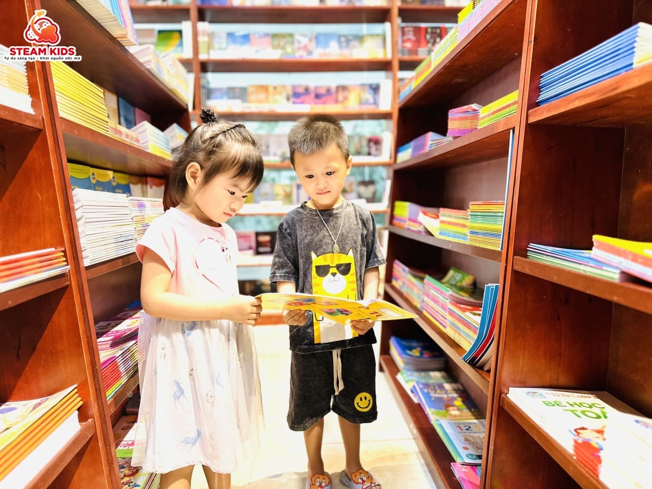 BÉ ĐI THAM QUAN HIỆU SÁCH - Trường Mầm Non STEAM KIDS
